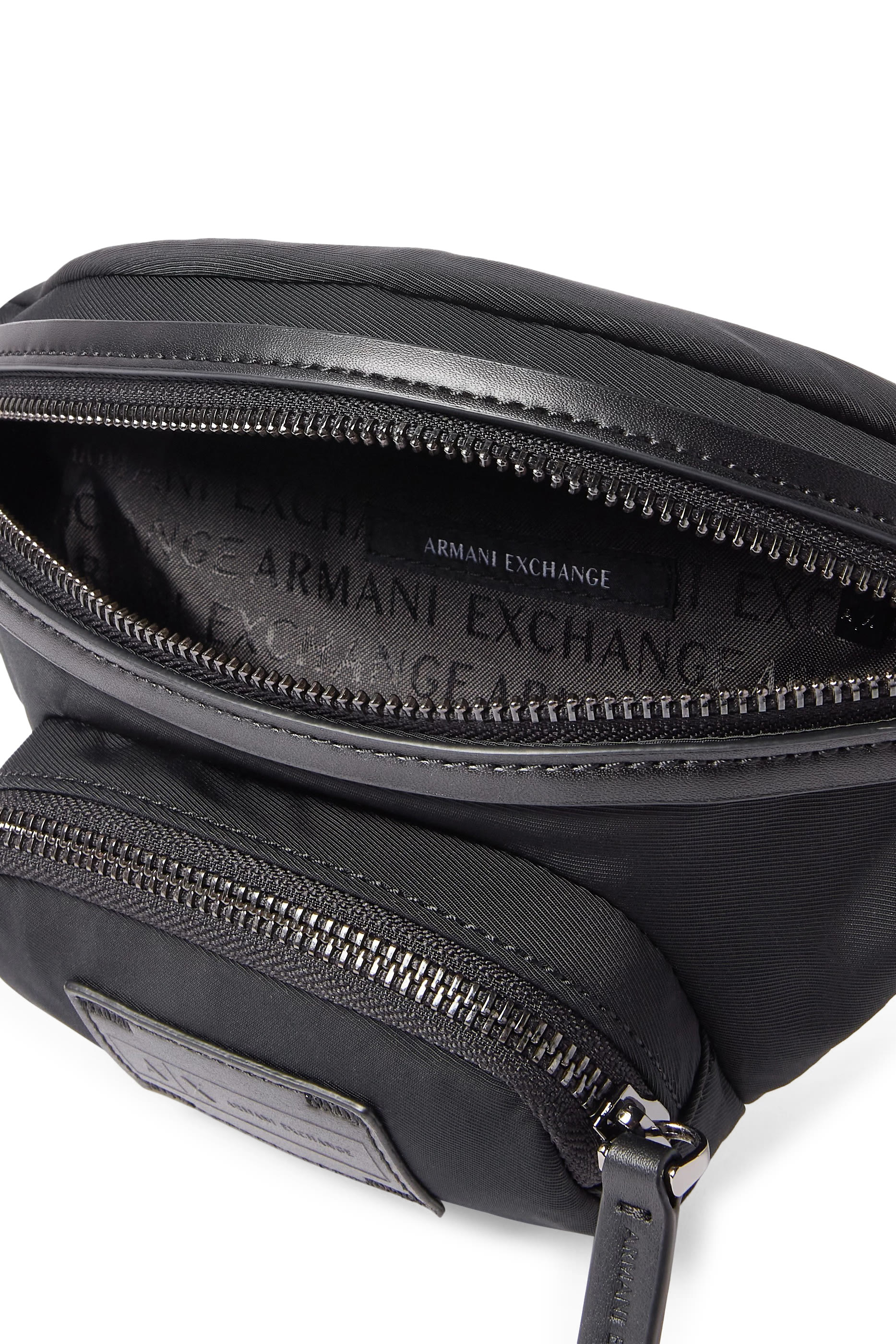  حقيبة بحزام مزينة برقعة شعار الماركة معدنية