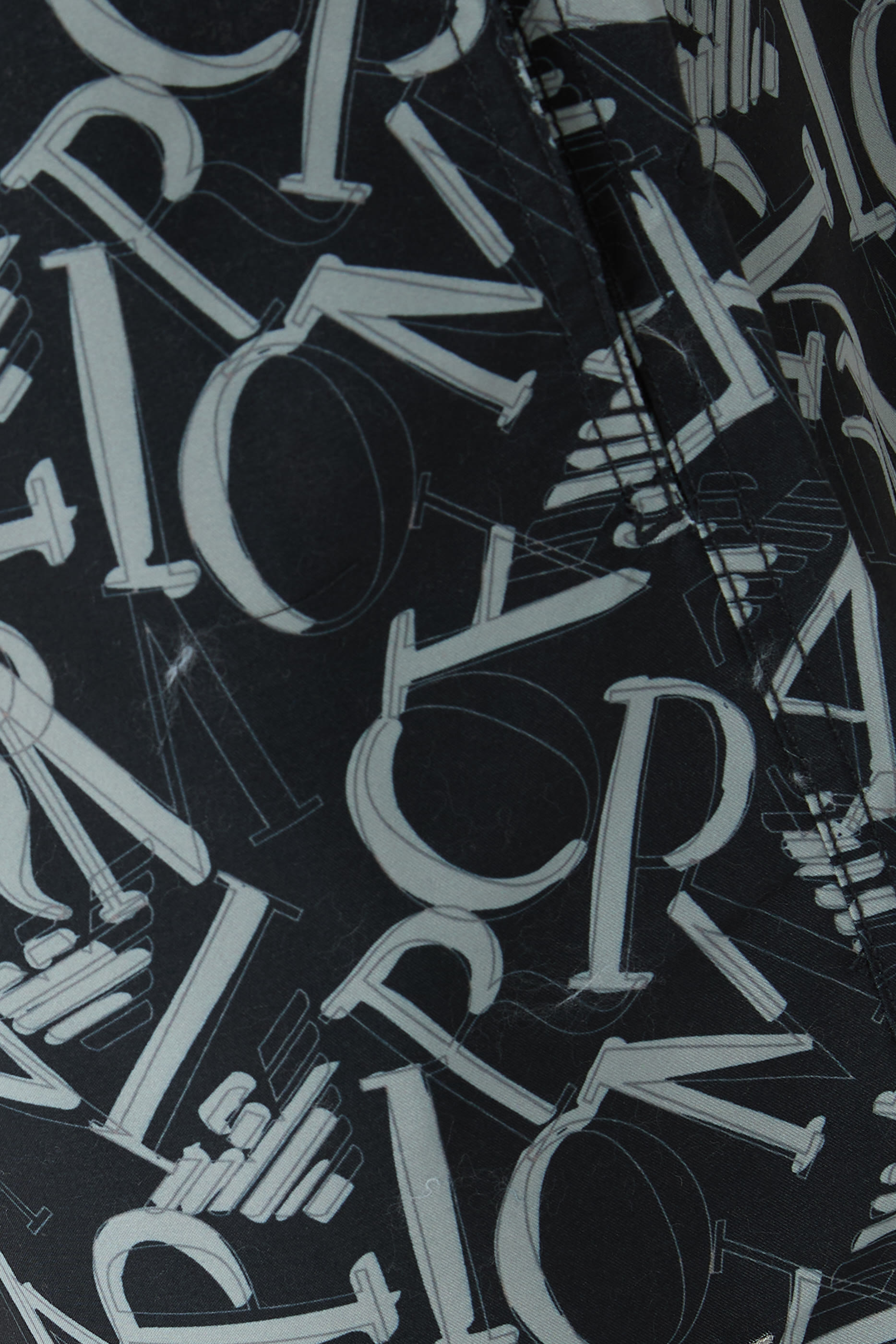 شورت سباحة بشعار الماركة