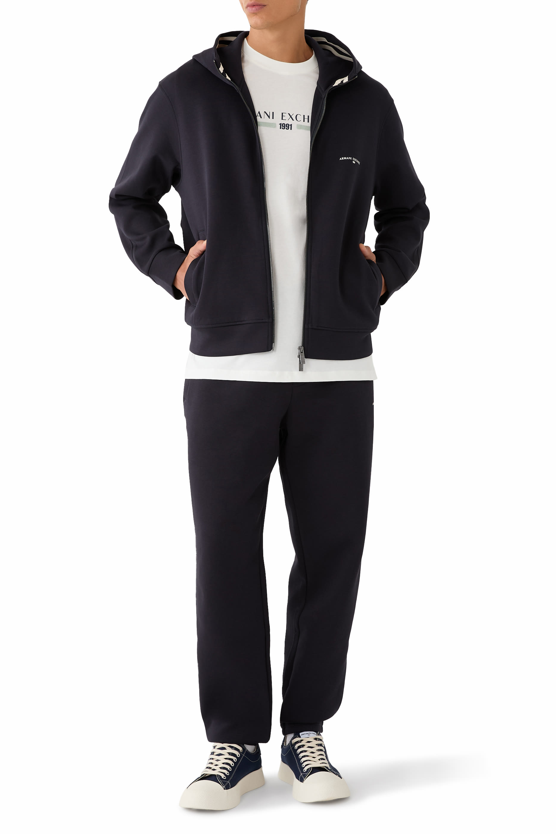 تيشيرت بأكمام قصيرة وشعار الماركة