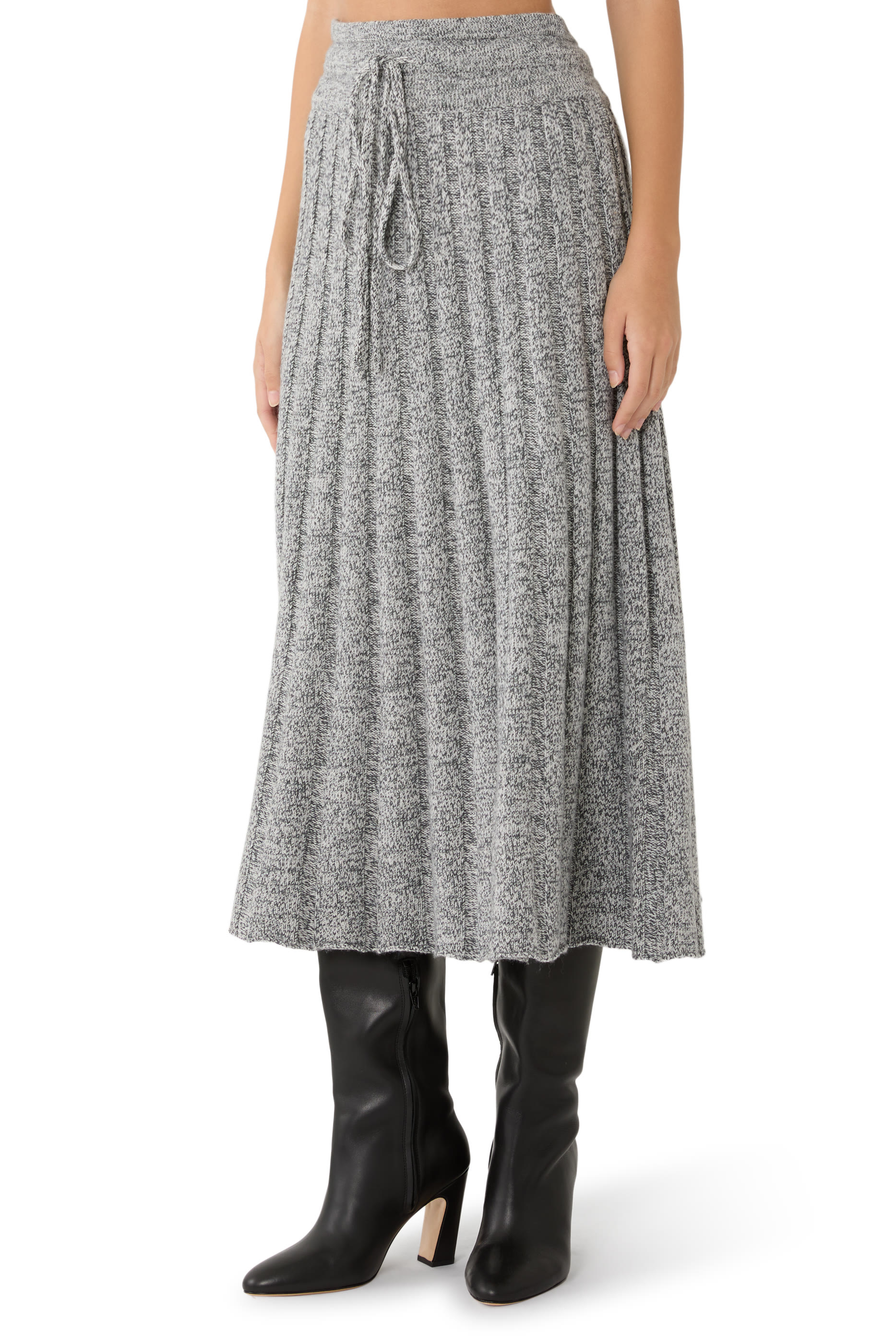 تنورة متوسطة الطول بطيات