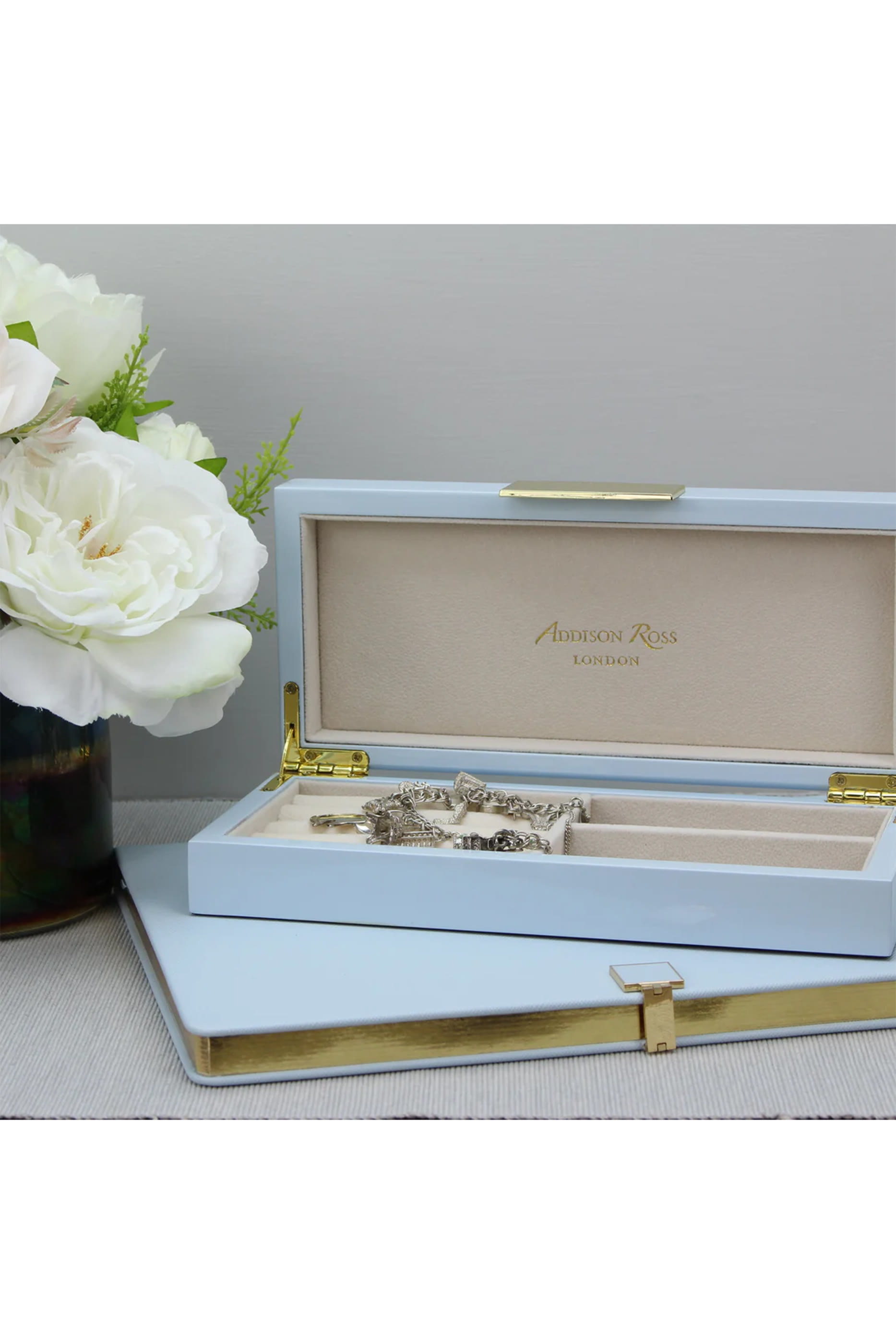 علبة مجوهرات صغيرة