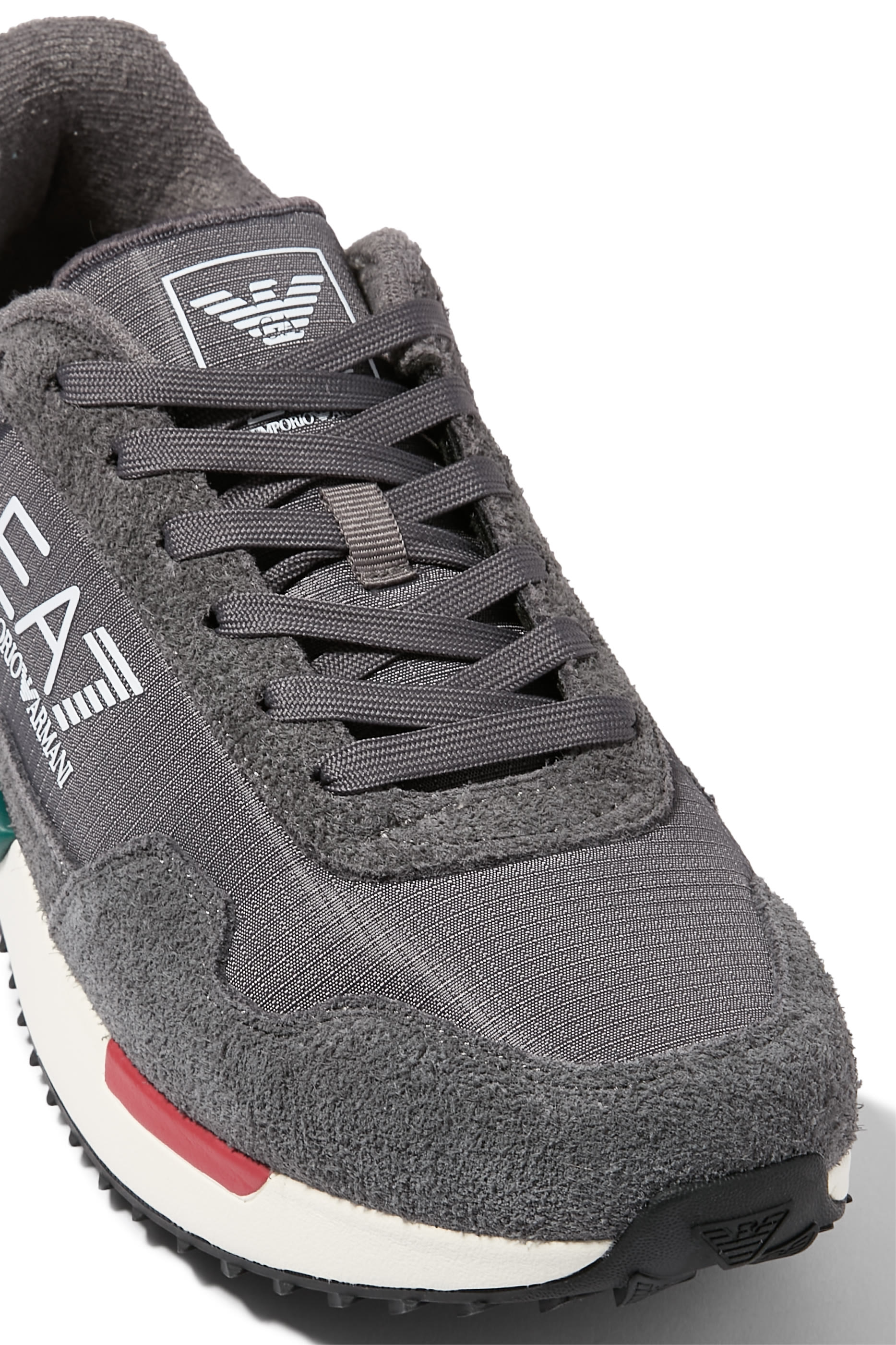 سنيكرز بشعار الماركة للجري