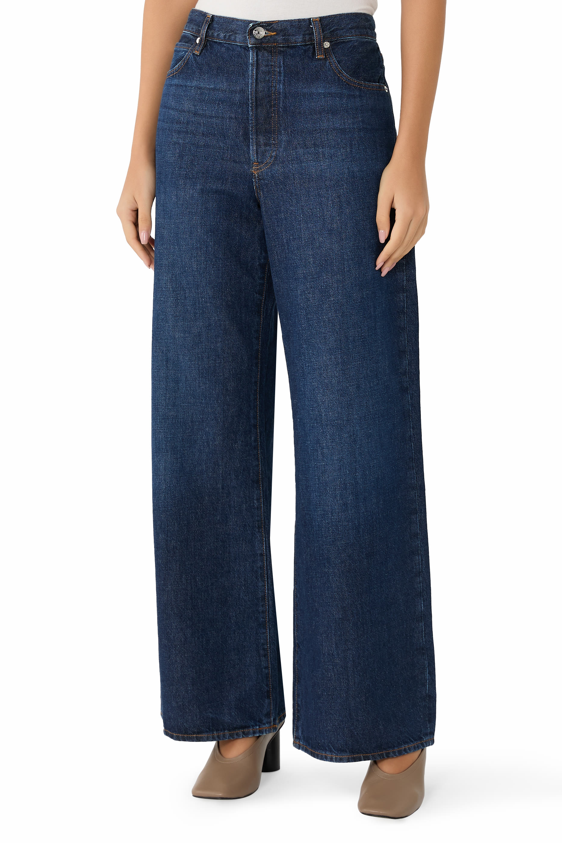 بنطال جينز بقصة فضفاضة