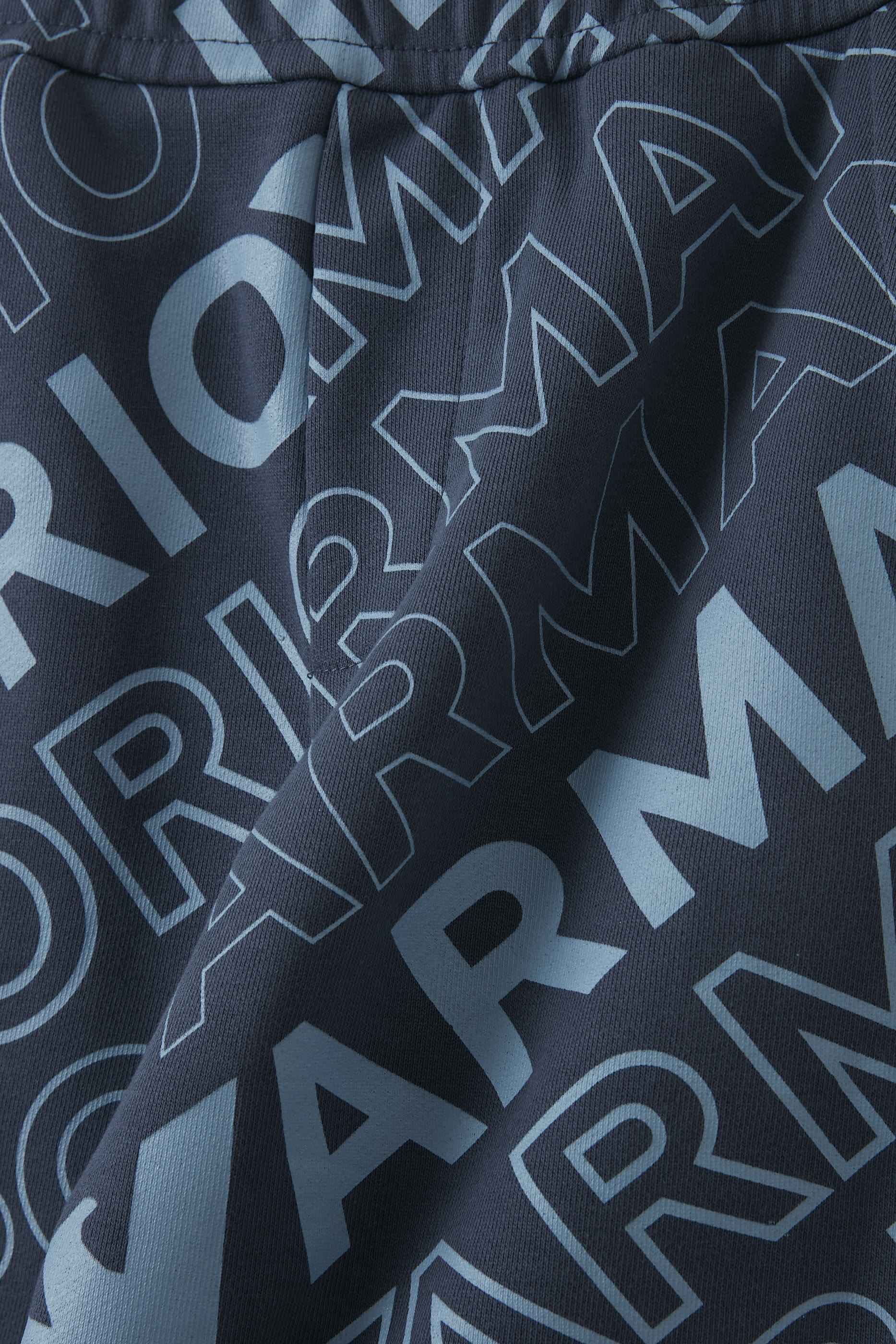 شورت بخصر مطاطي وشعار الماركة للأطفال