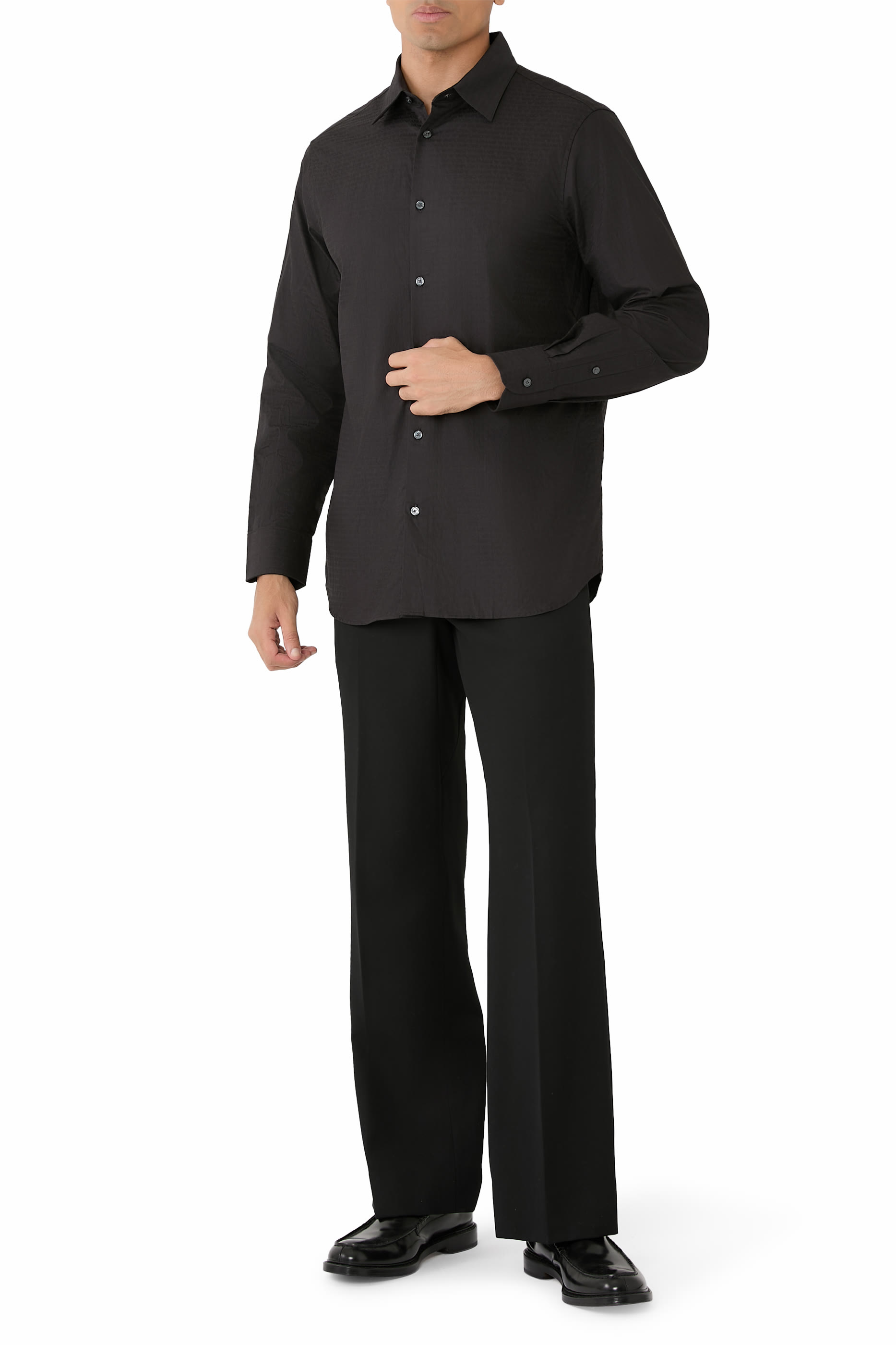 قميص بأكمام طويلة وشعار الماركة بحجم صغير