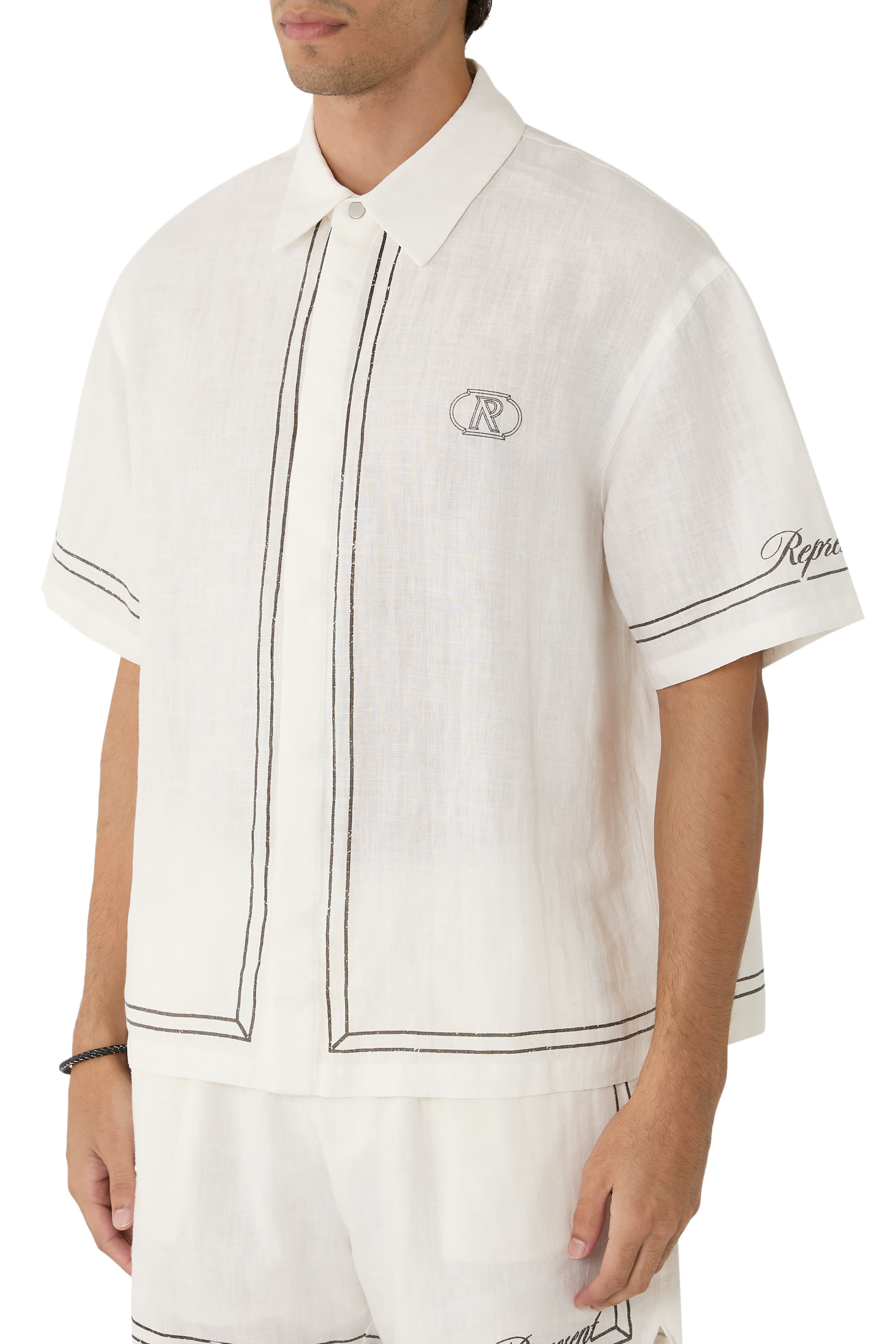 قميص بشعار الماركة وحواف بلون مغاير