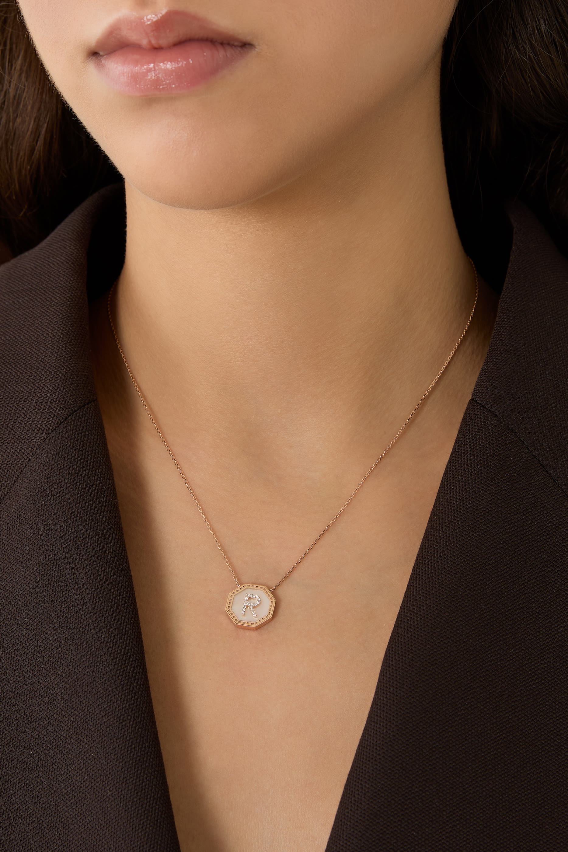 قلادة تراث بدلاية بتصميم حرف R مرصعة بماس، ذهب وردي عيار 18