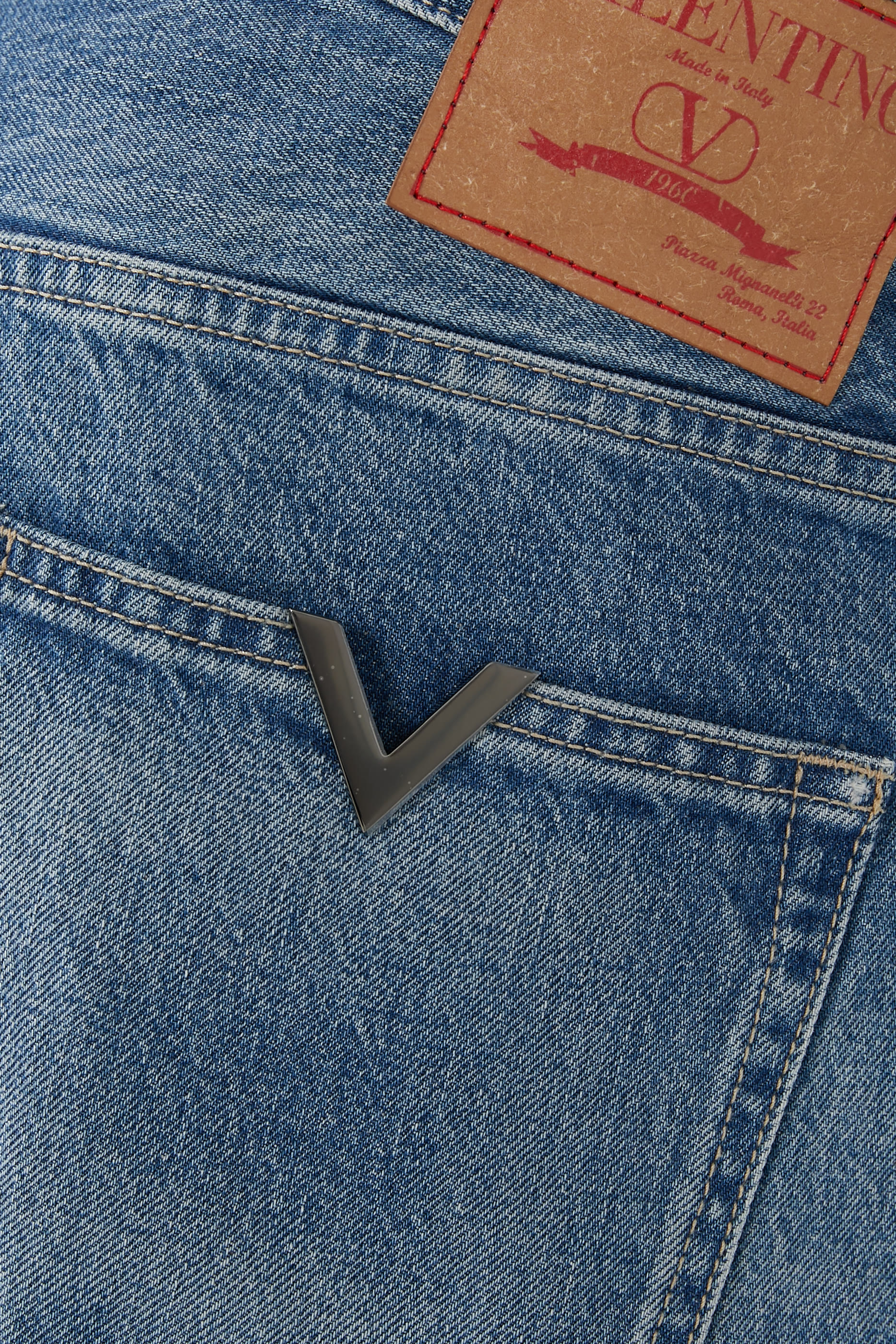 بنطال دنيم بحلية معدنية بتصميم شعار V