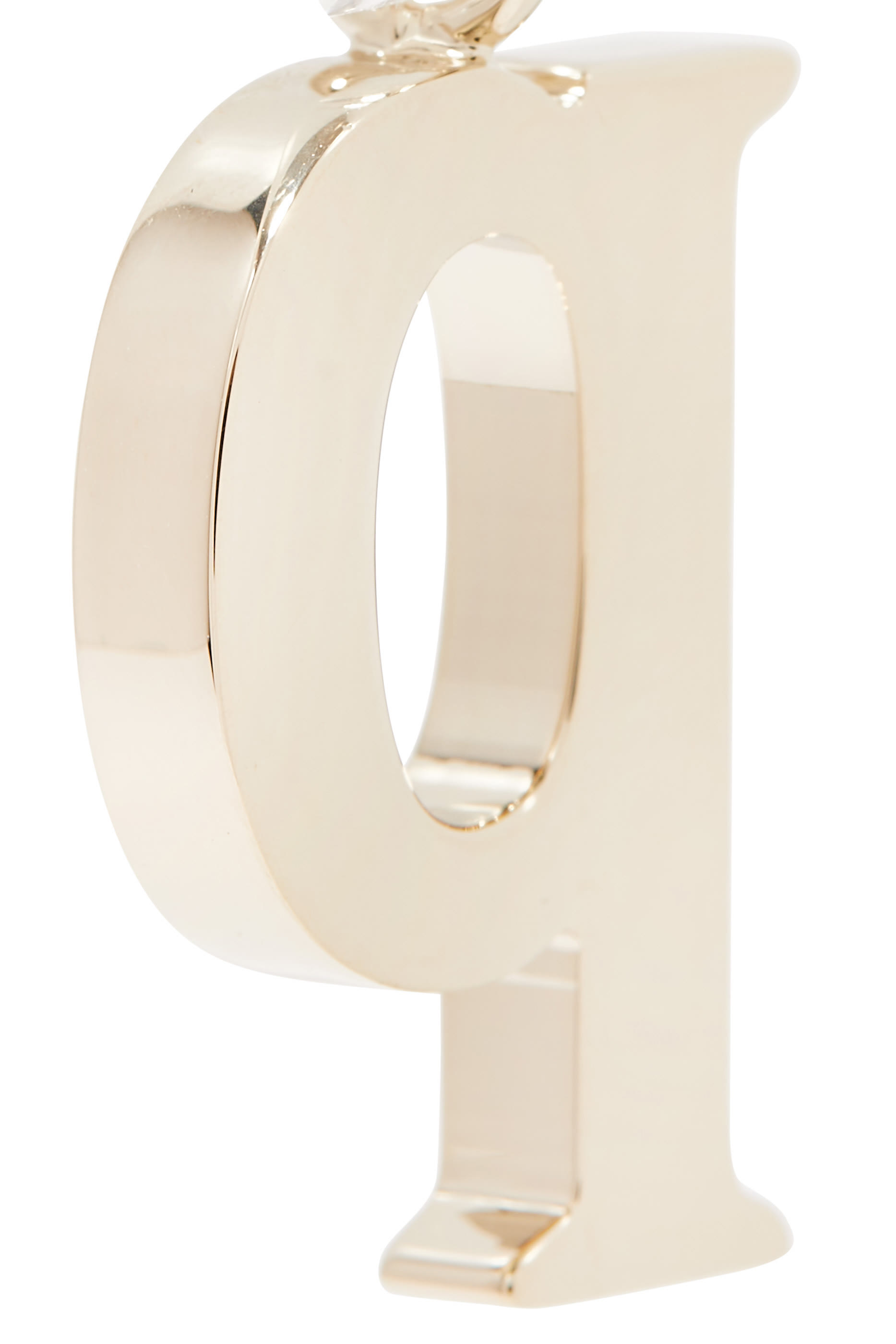 حلية بتصميم حرف Q، نحاس