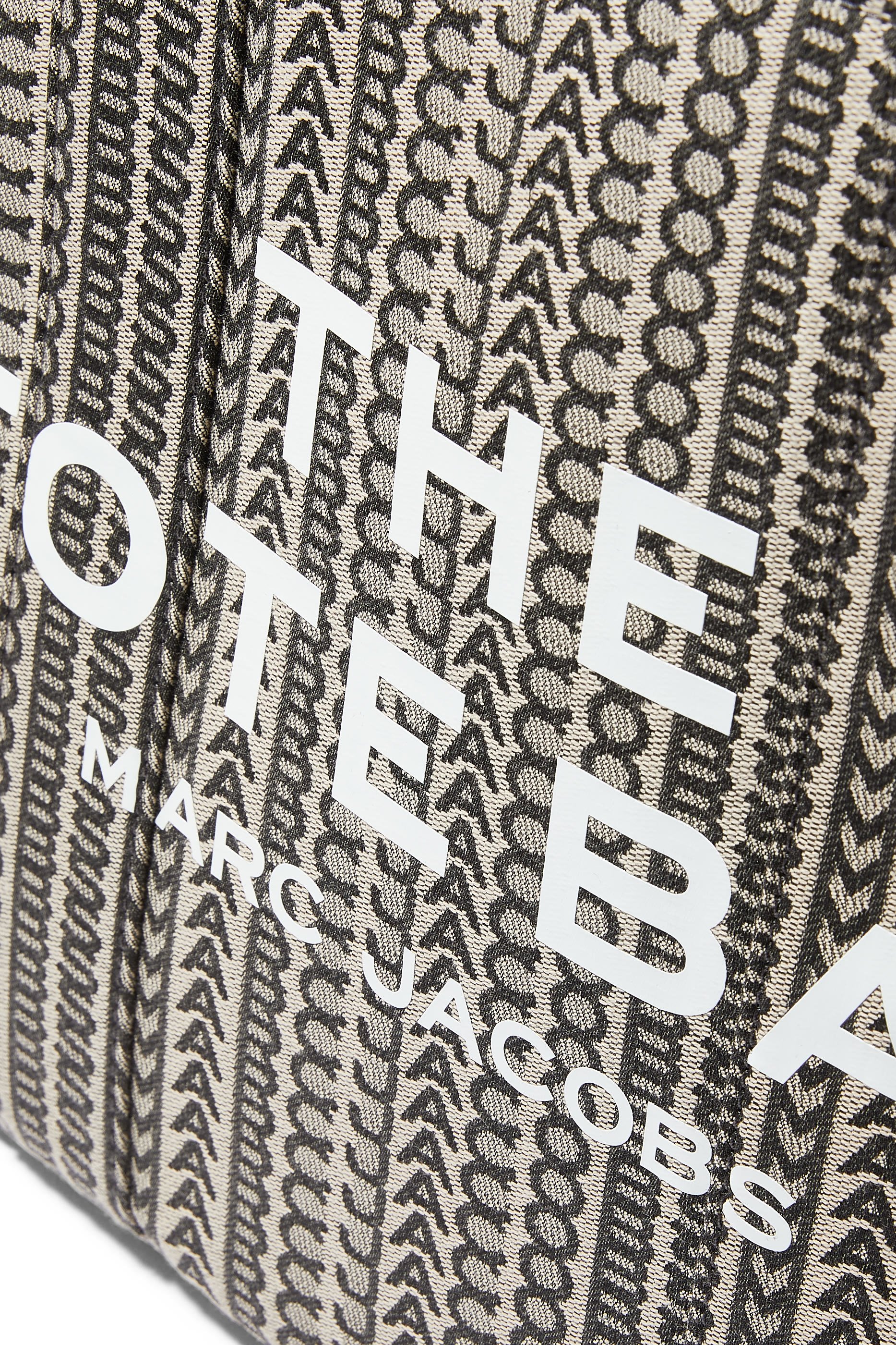 حقيبة يد كبيرة بحروف شعار الماركة