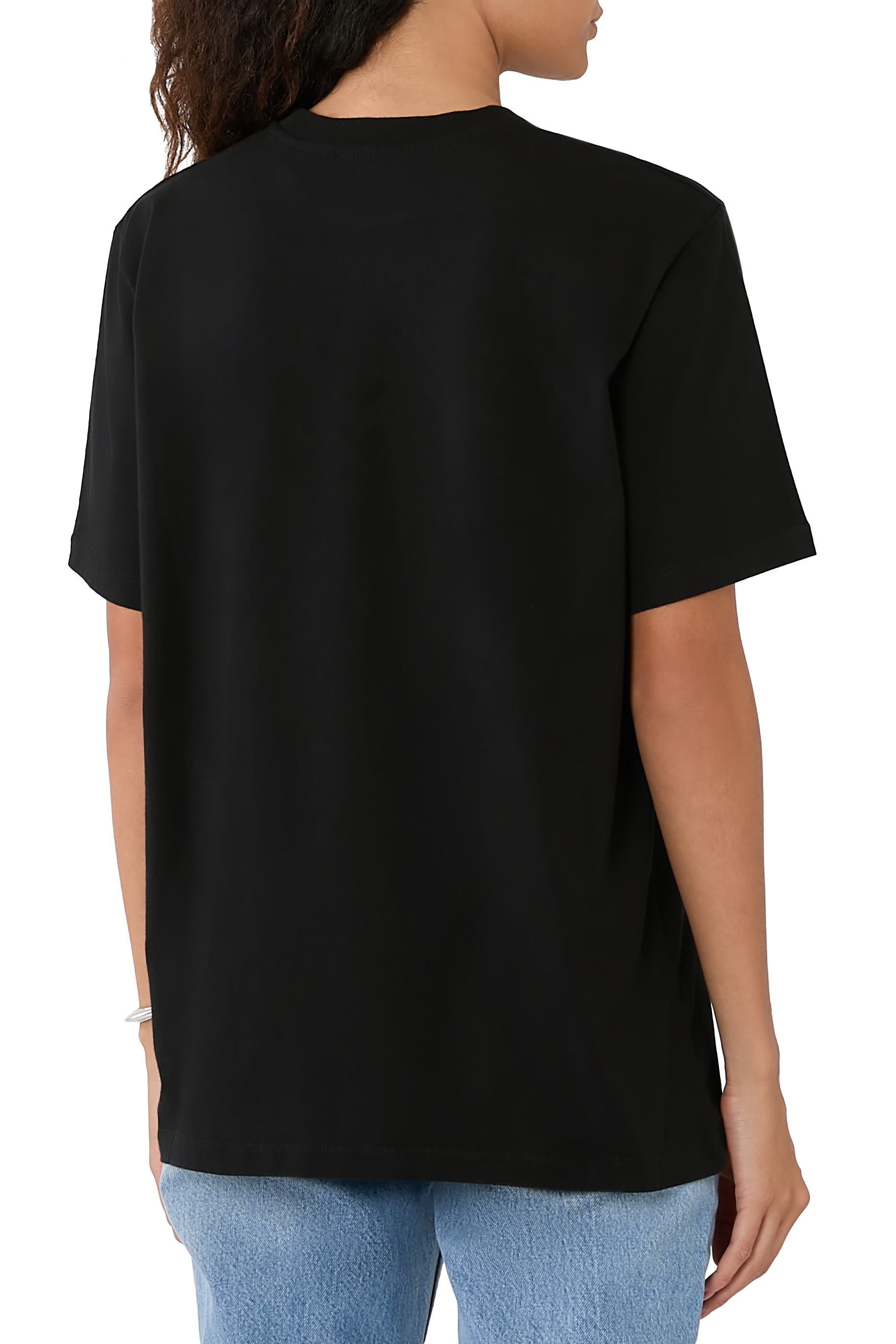 تيشيرت بشعار الماركة وقصة فضفاضة