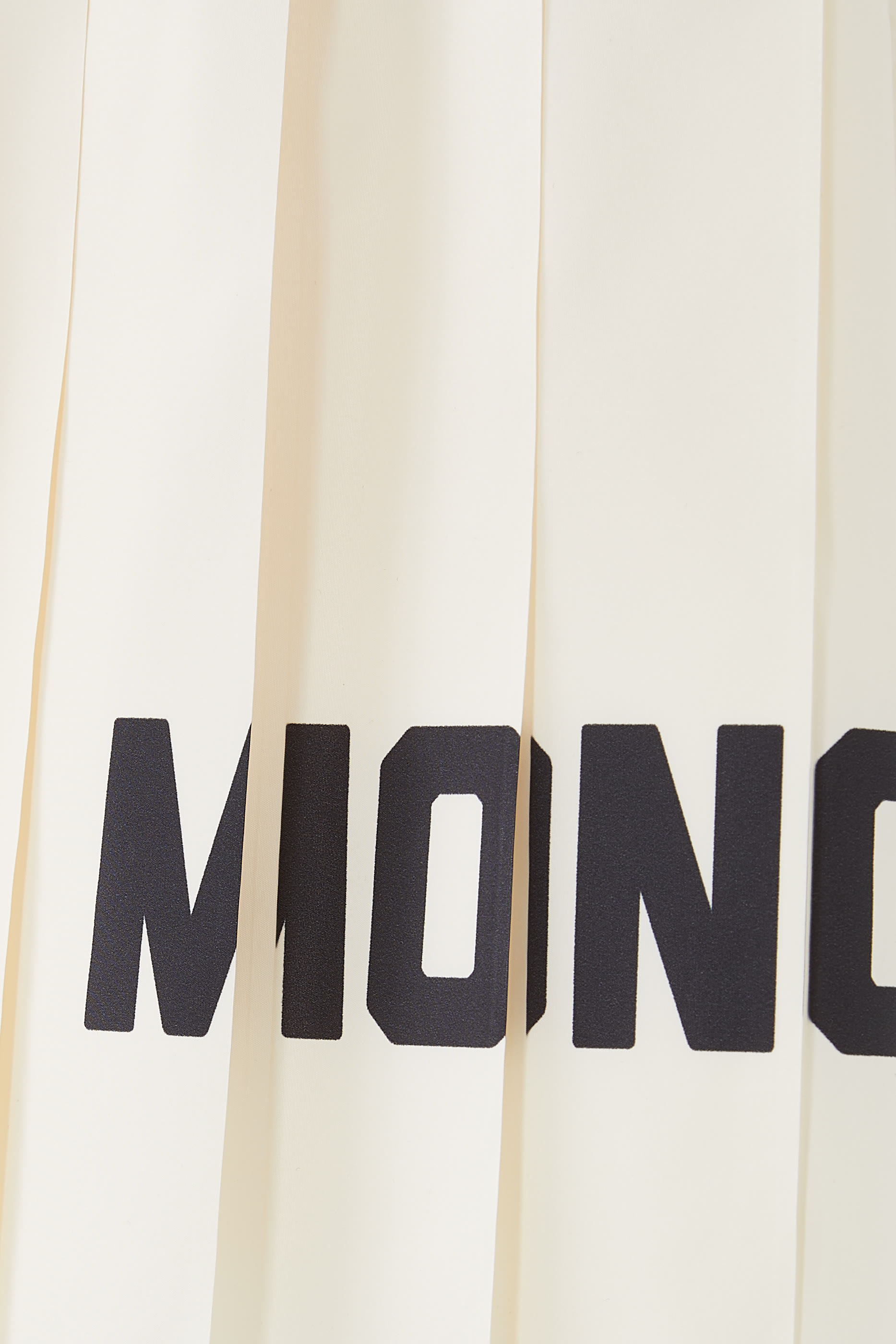 تنورة للأطفال بطيات