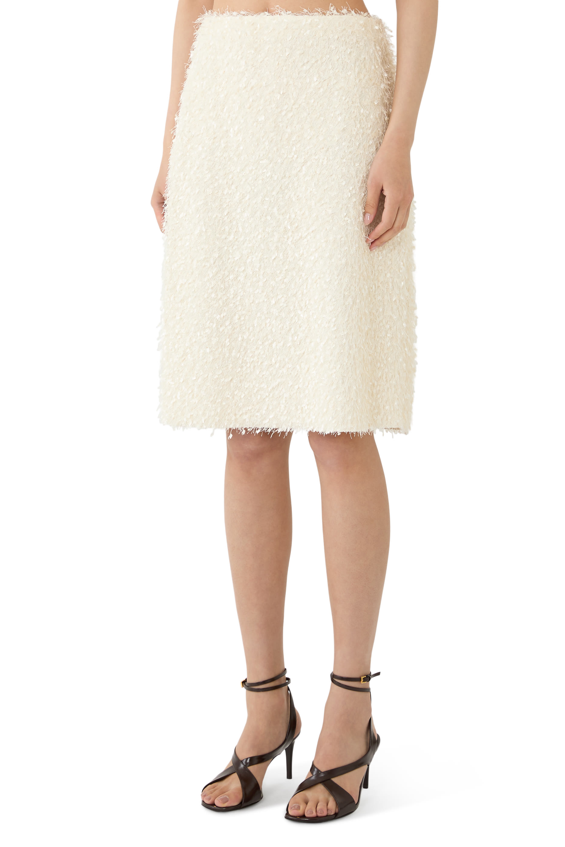 تنورة مزينة بشراشيب وريش