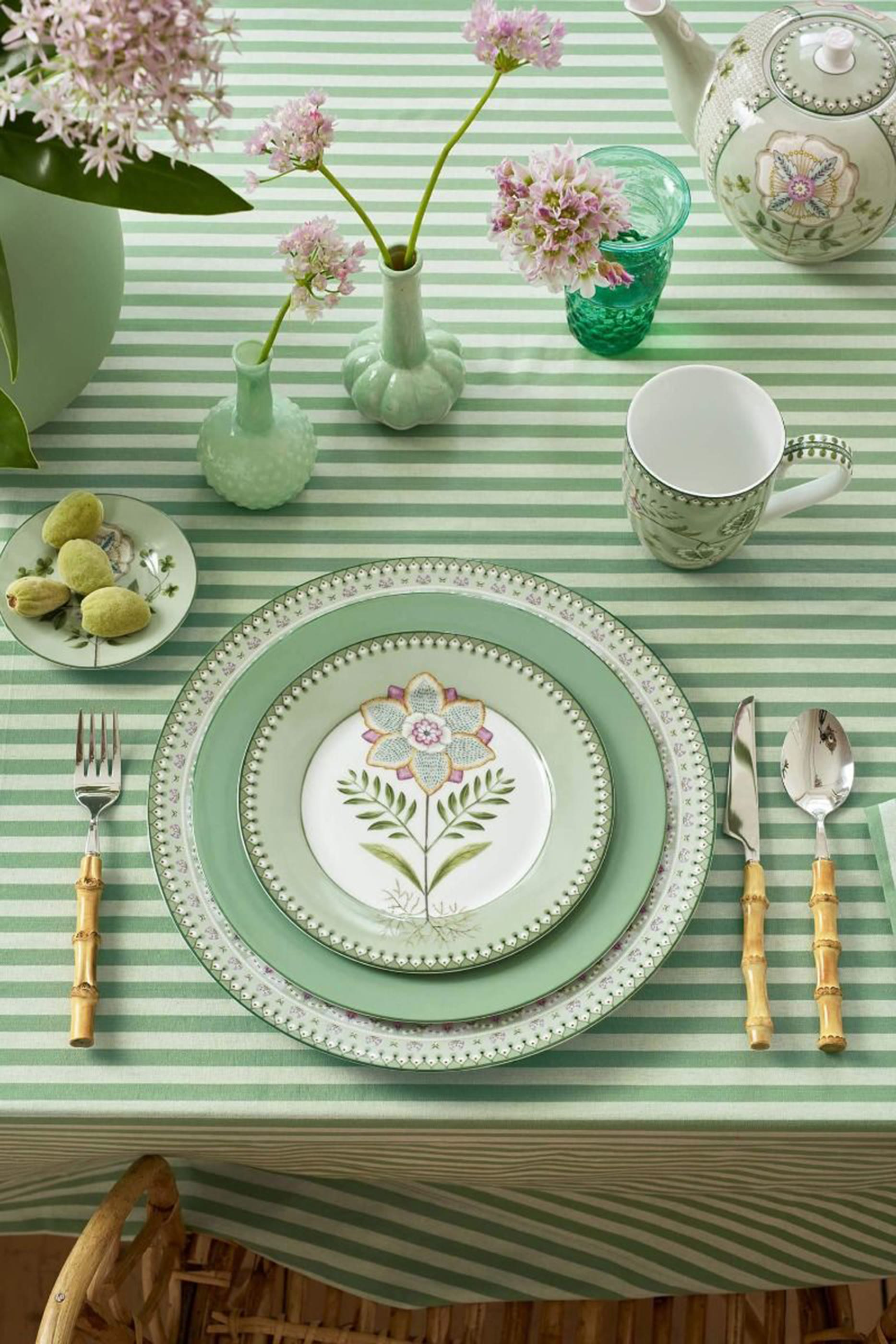 طبق إفطار بنقشة ليلي اند لوتس