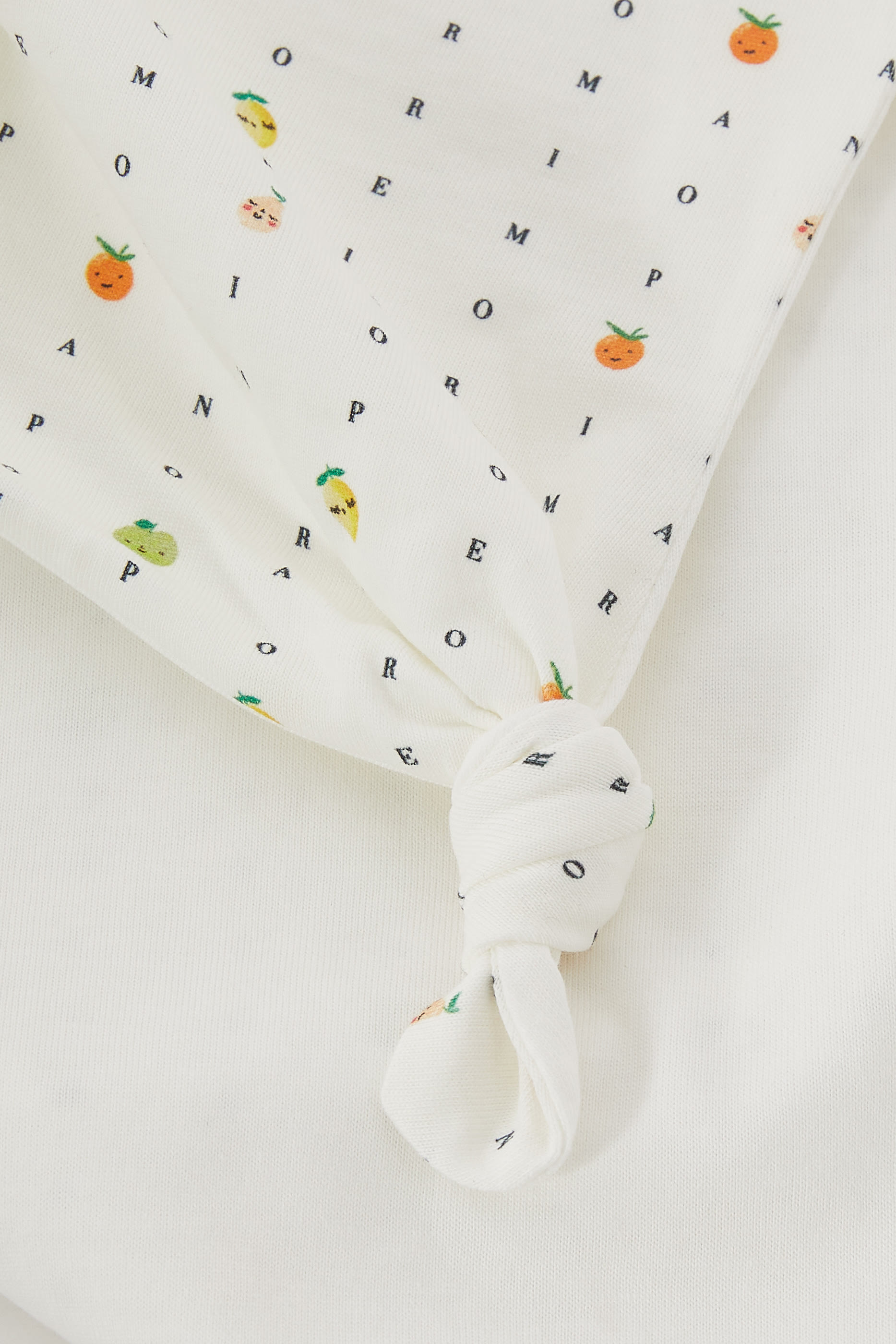 بطانية بشعار الماركة للأطفال