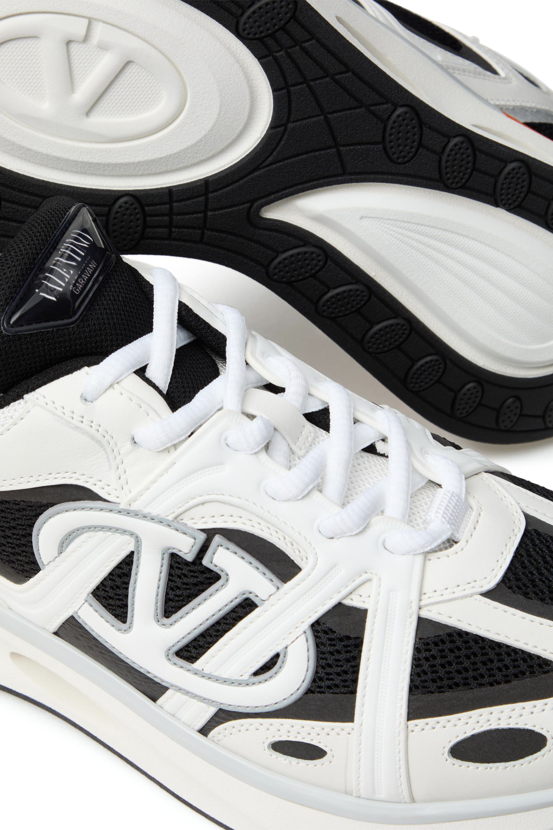 سنيكرز إيزي جوغ بكاحل منخفض وشعار V