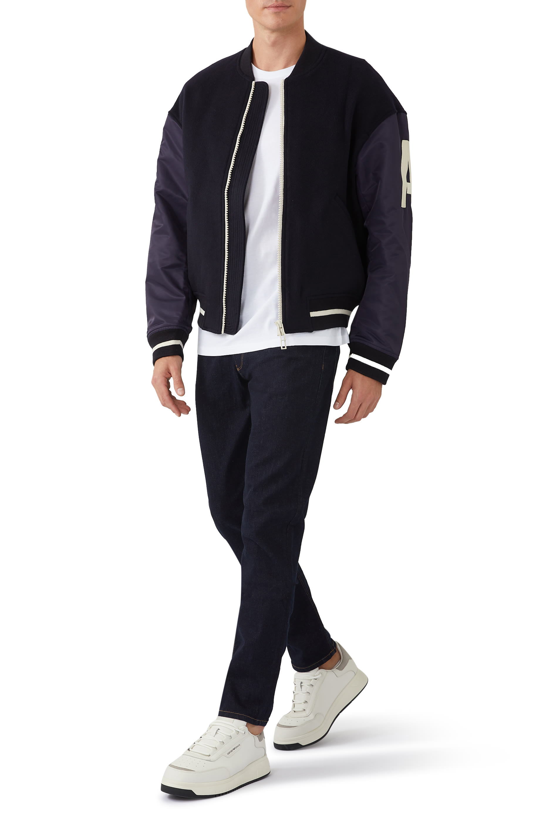 بنطال جينز بقصة ضيقة