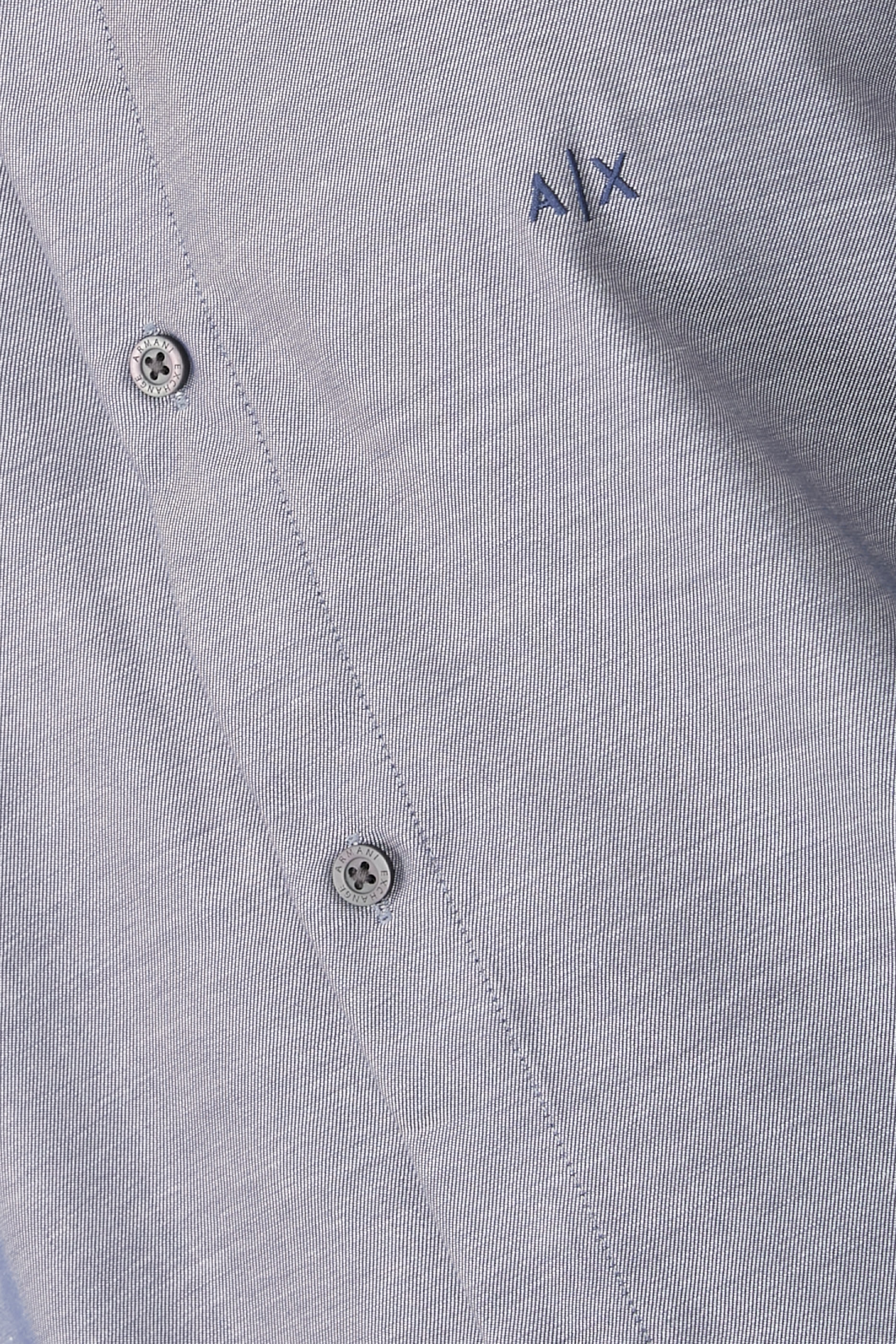 قميص بأكمام طويلة وشعار الماركة