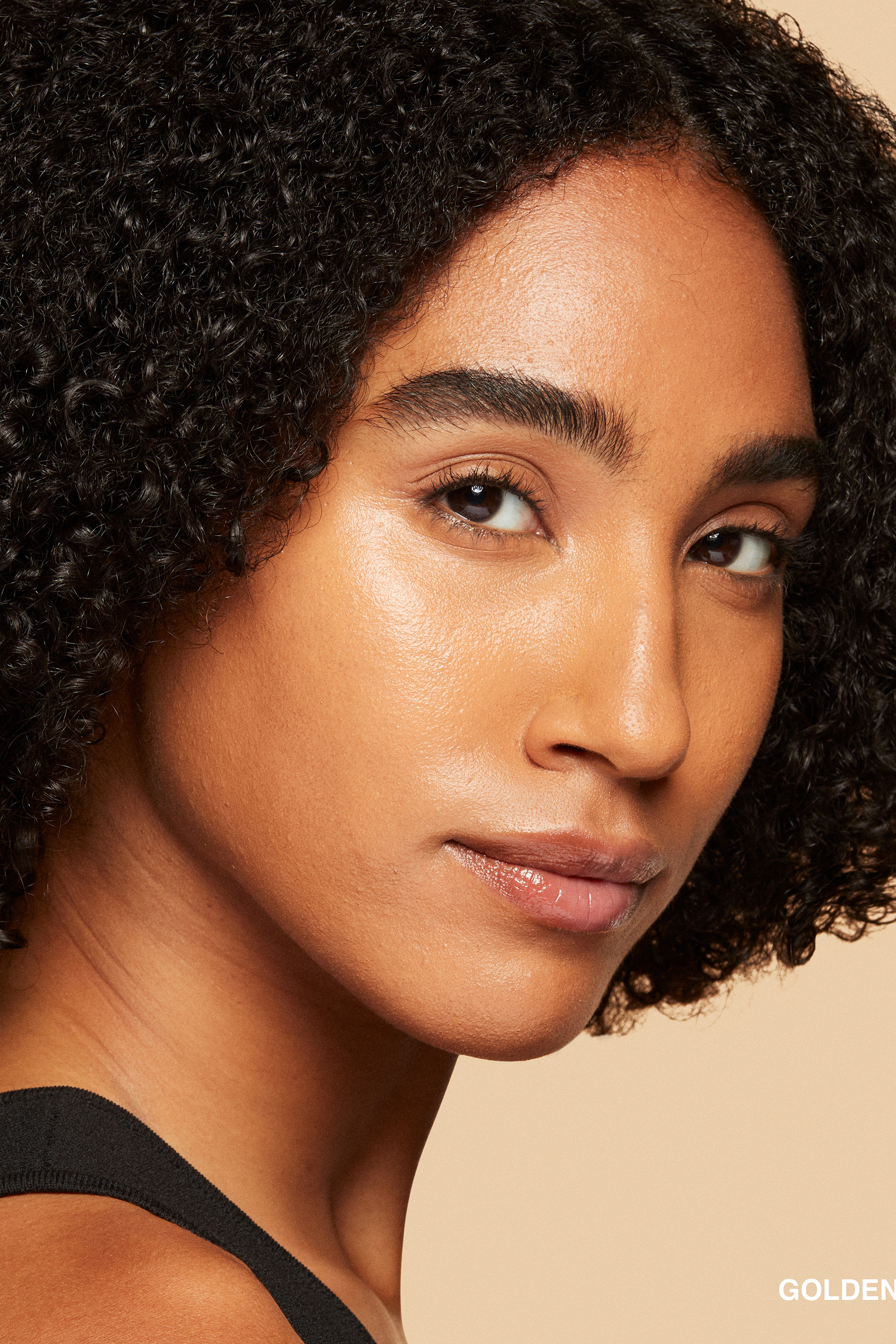 واقي شمس ملون غني بالفيتامينات وعامل حماية SPF 15