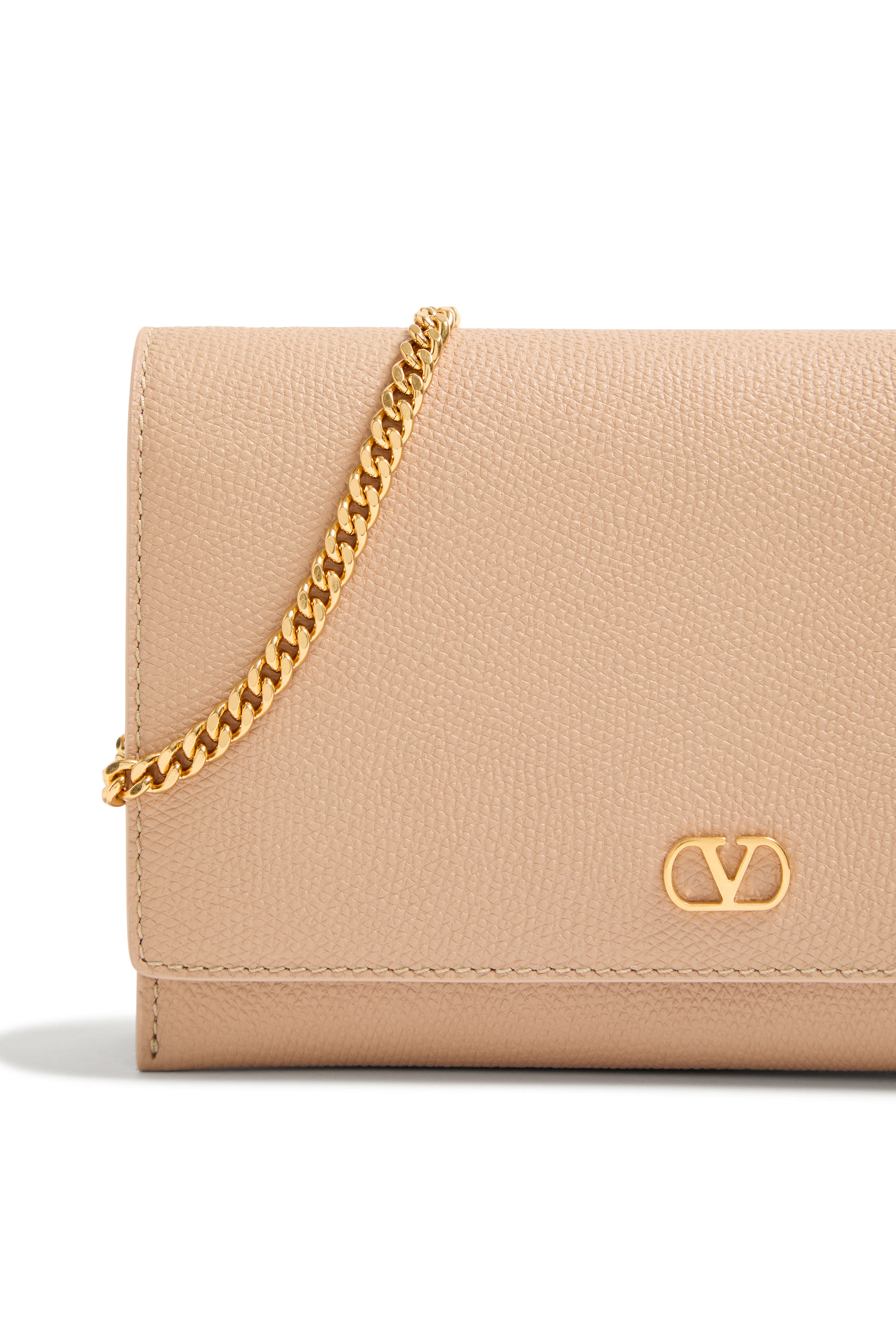 محفظة بحمالة سلسلة مزينة بشعار الماركة