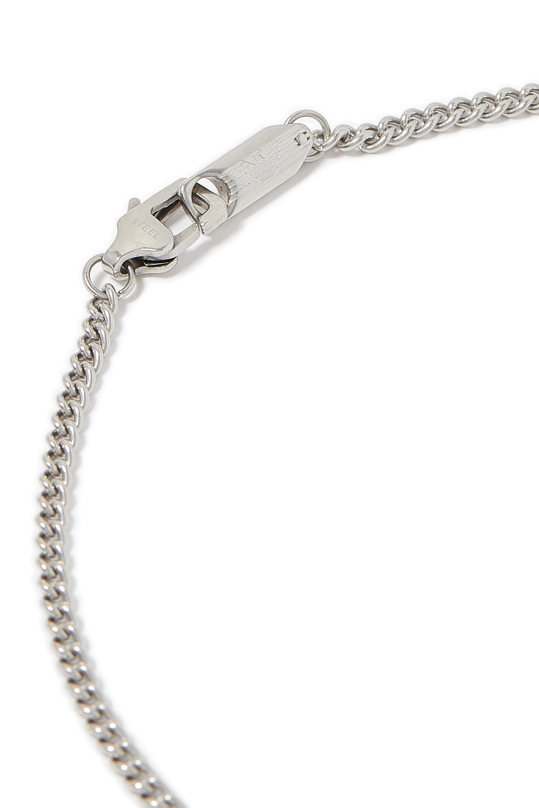 قلادة بدلاية بتصميم شارة بشعار الماركة