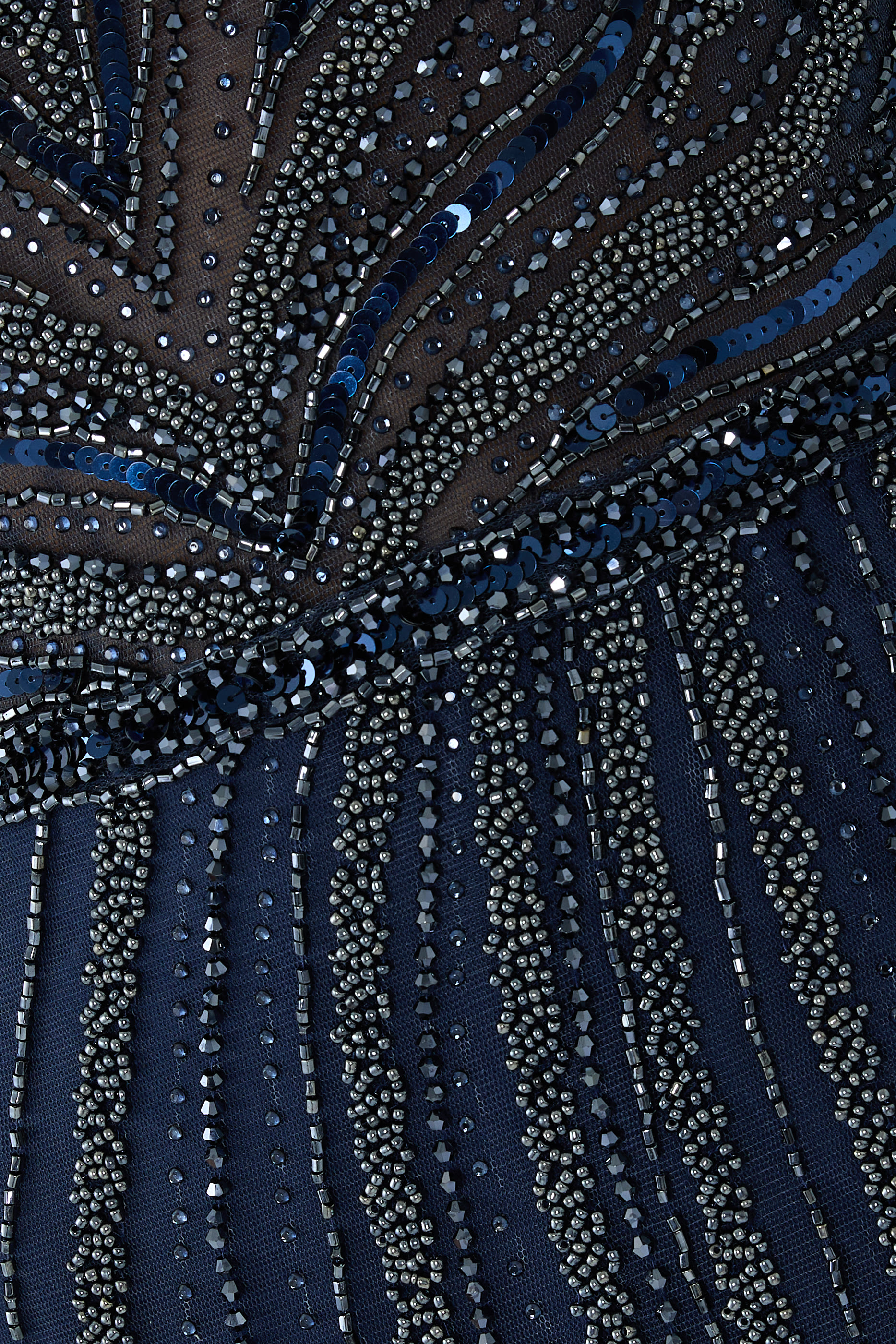 فستان سهرة فاخر مزين بترتر بكمام شفافة