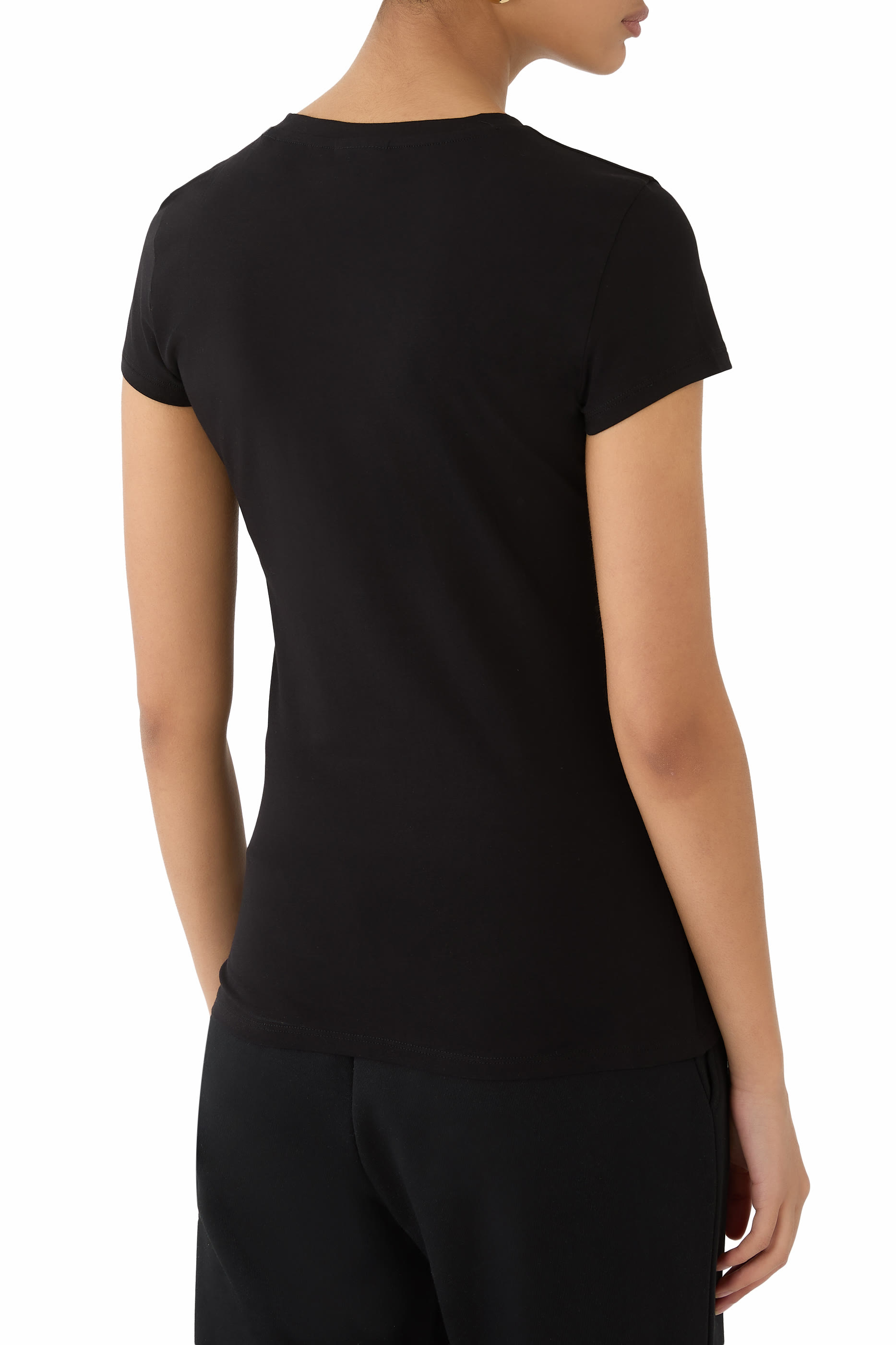 تيشيرت بقصة ضيقة وشعار الماركة بإصدار لرمضان