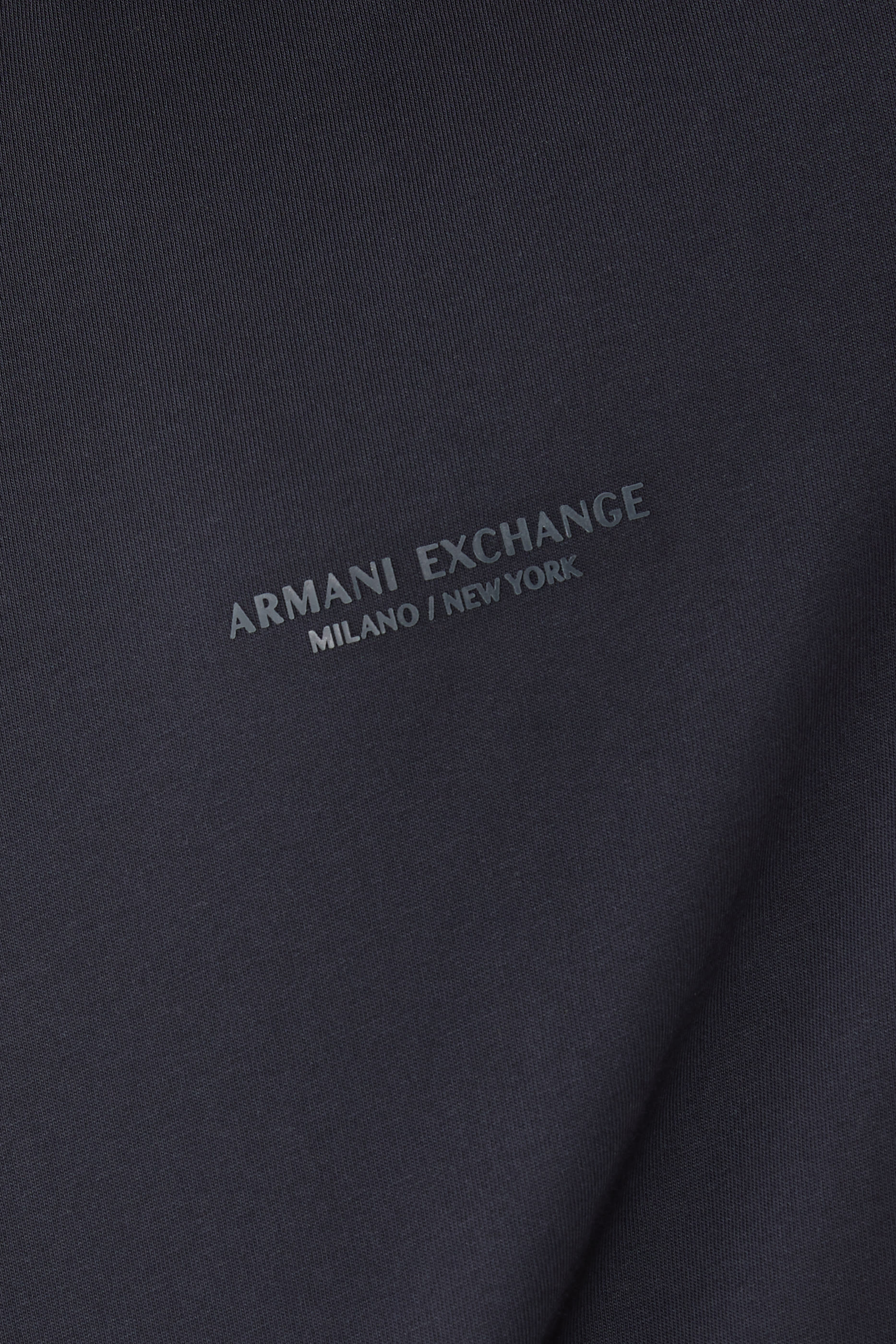 تيشيرت بقصة عادية وشعار الماركة