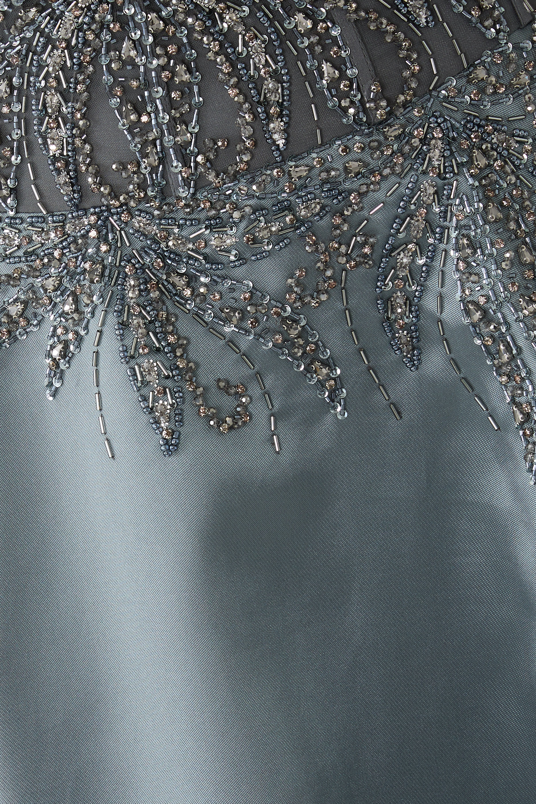 فستان سهرة بأكتاف متساقطة