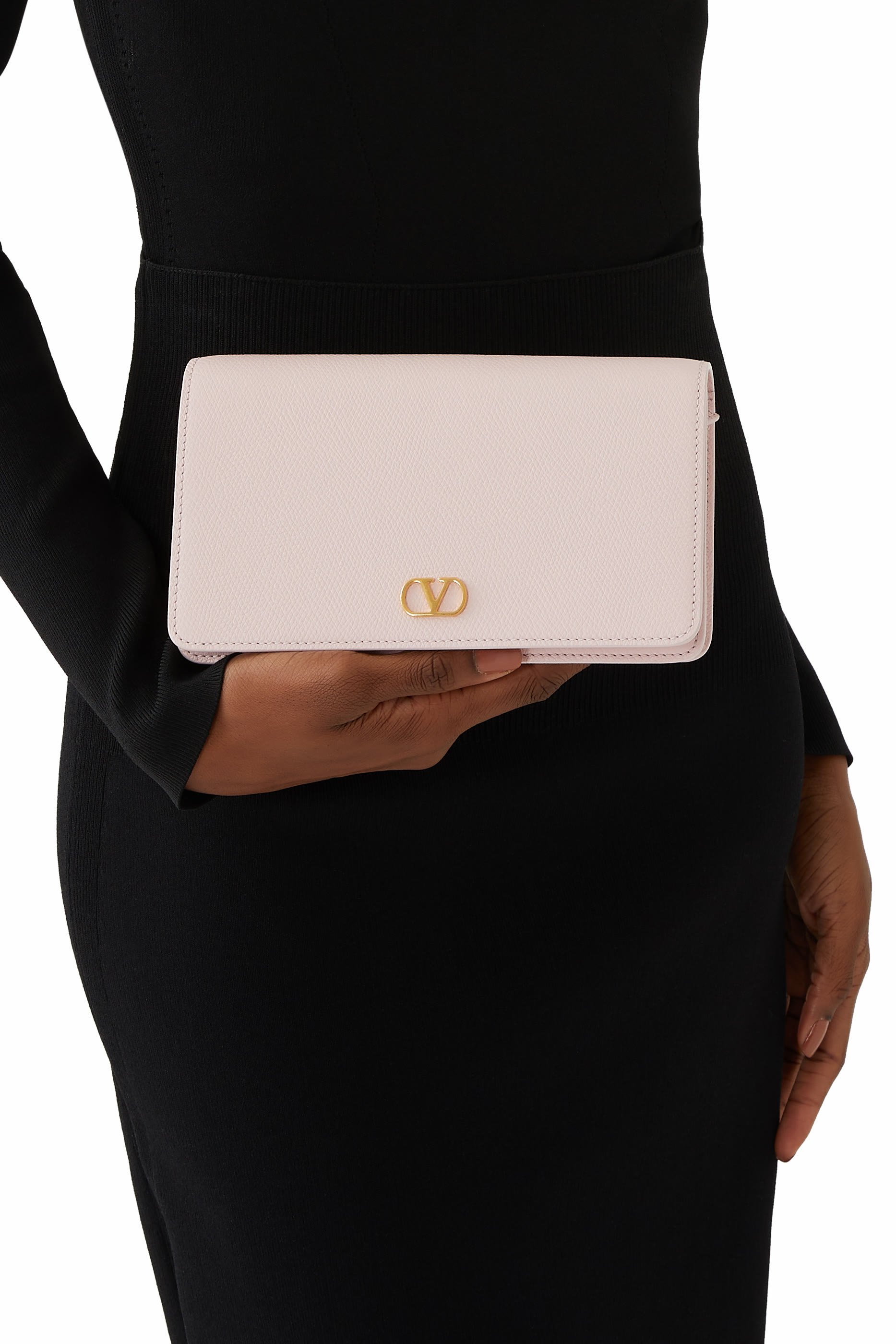 محفظة بحمالة وحلية شعار الماركة