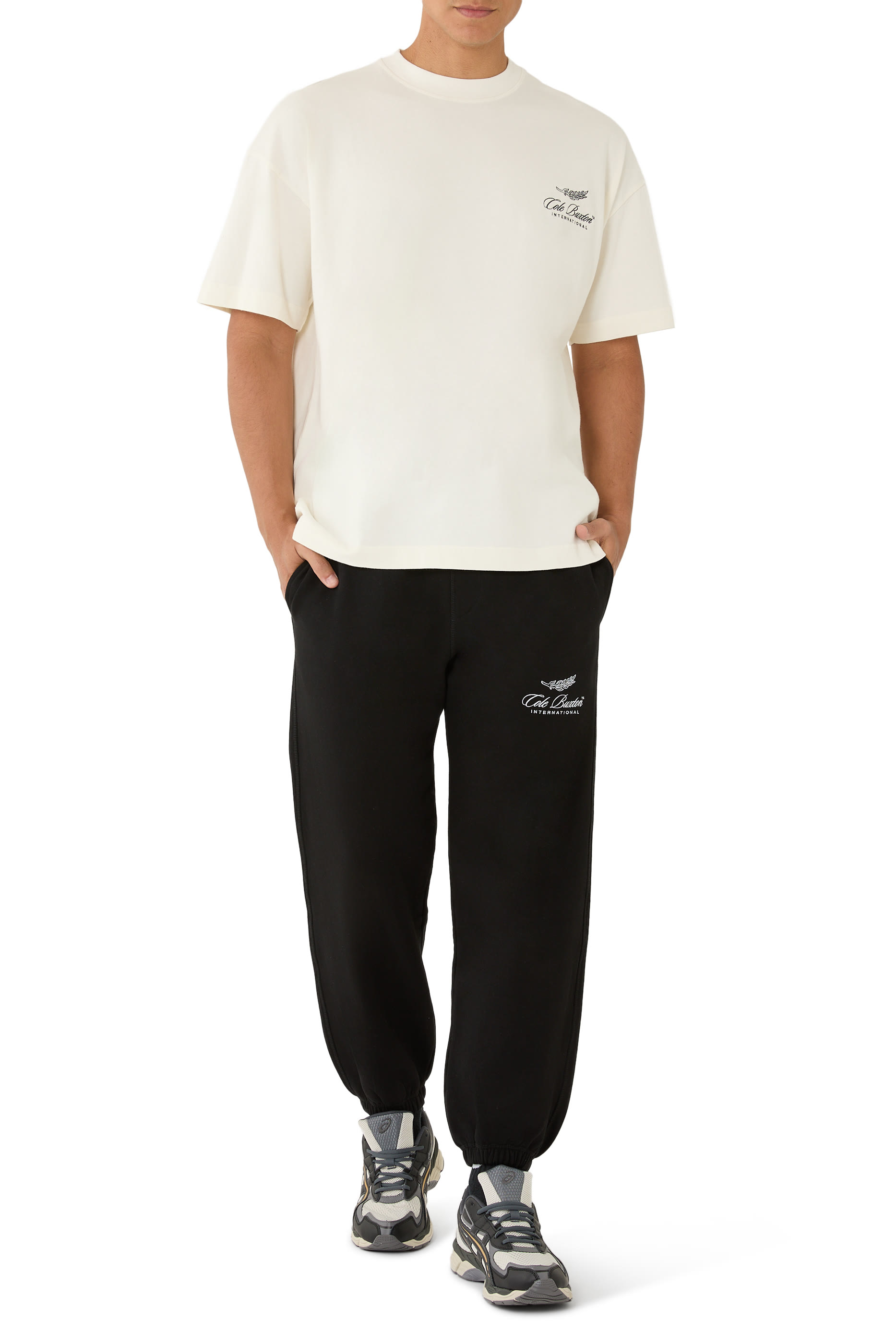 بنطال إنتراناشيونال بشعار الماركة