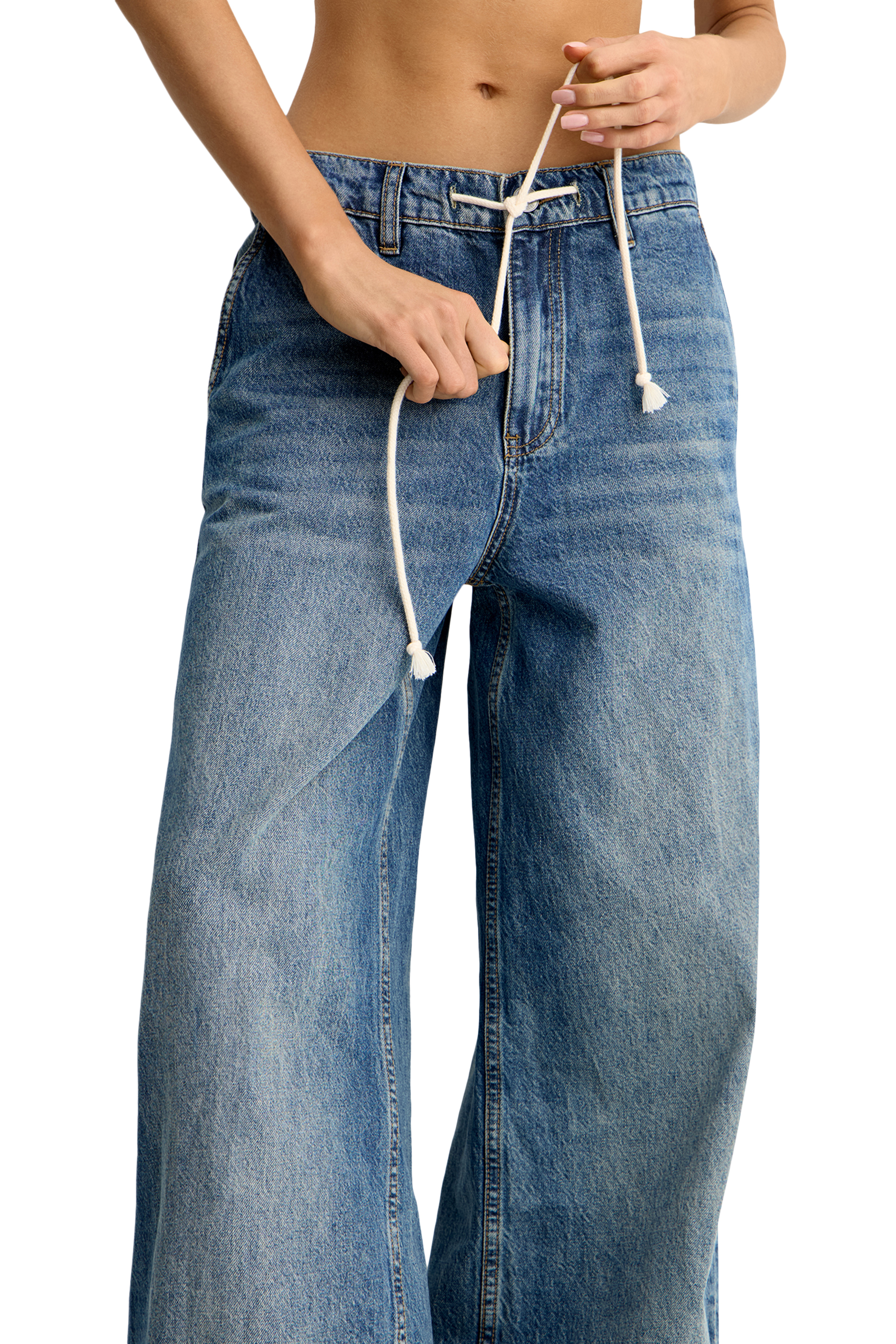 بنطال جينز بقصة ساق واسعة وخصر برباط تضييق