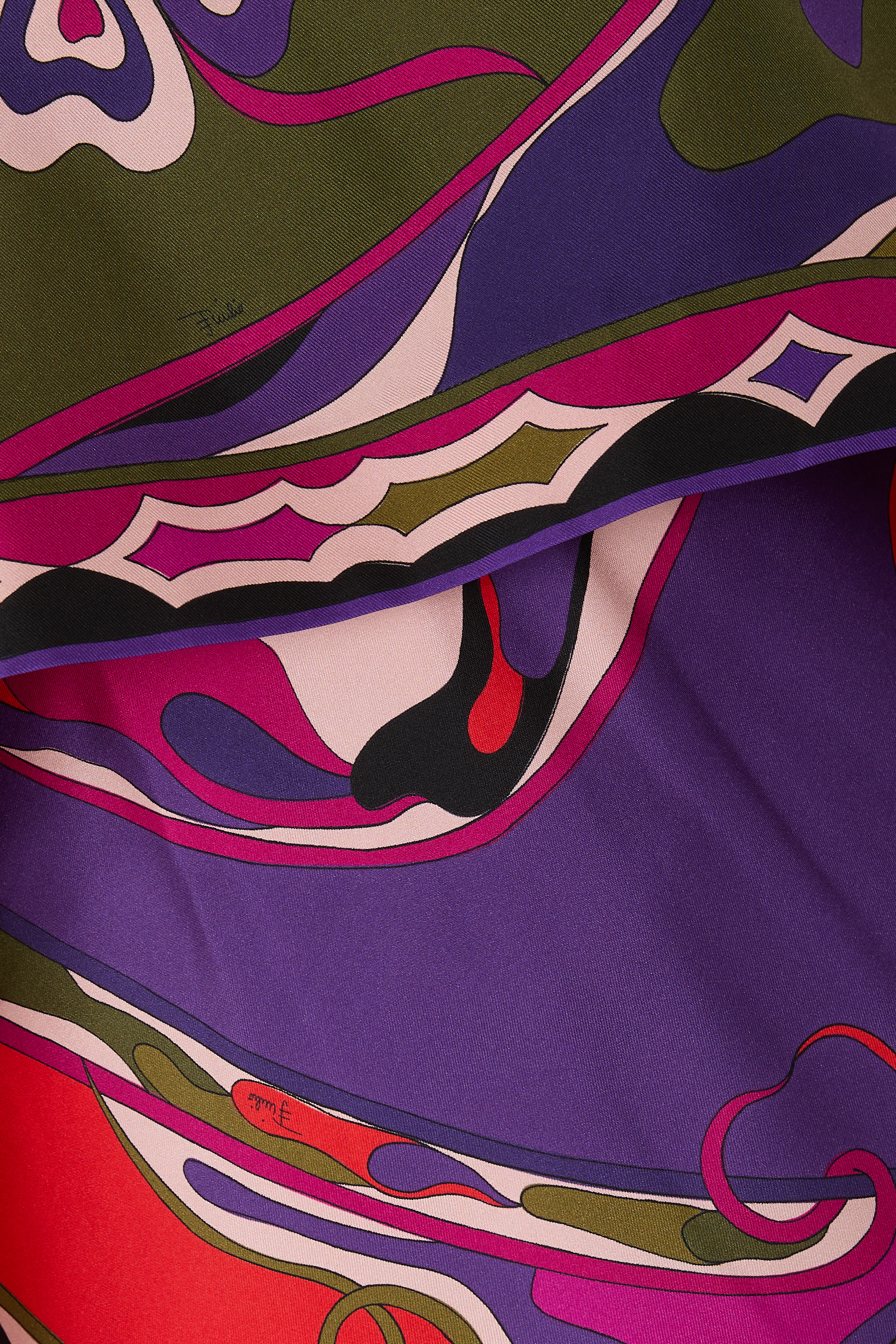 فستان بأكمام طويلة ونقشة أوركيدي