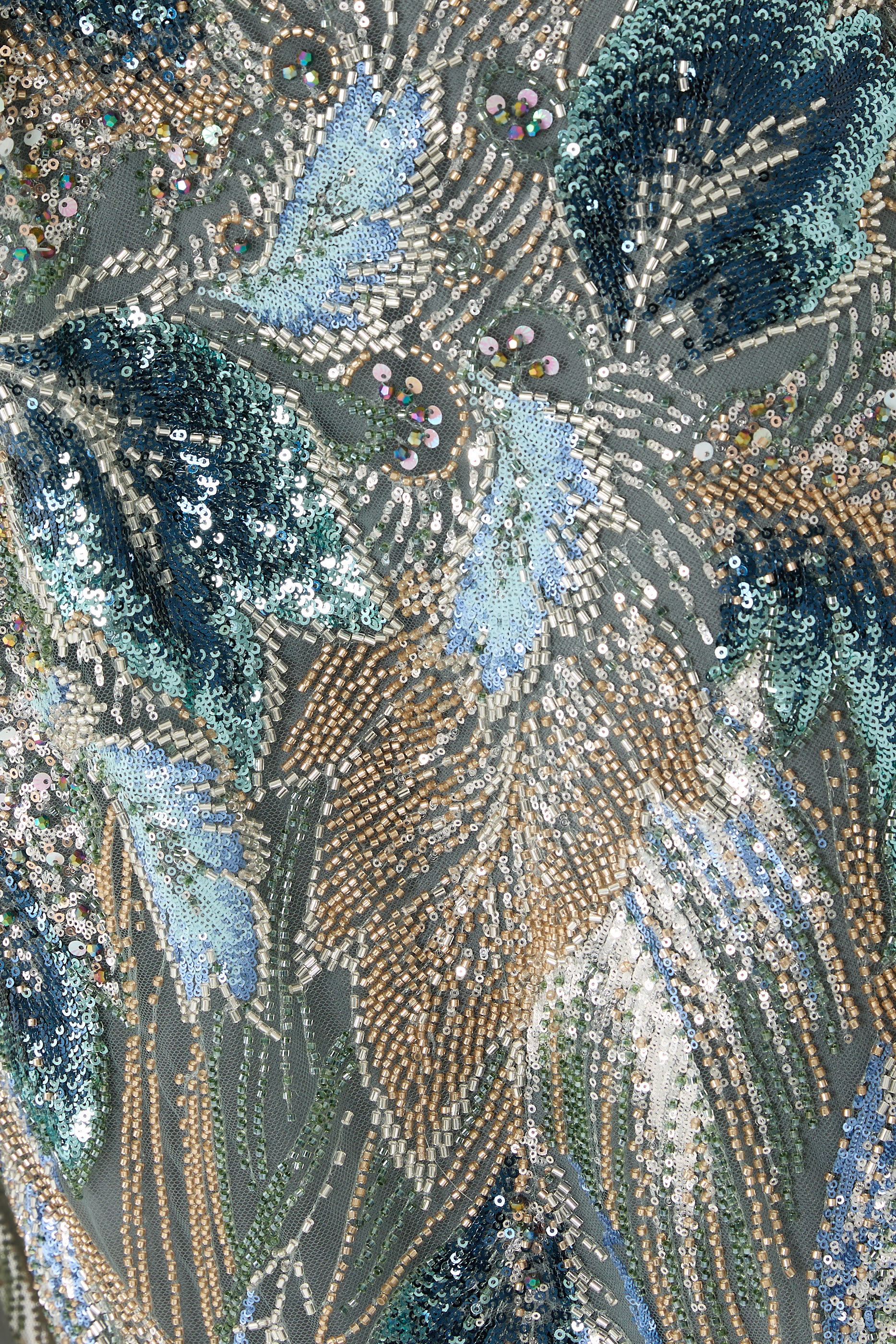 فستان سهرة بأكمام كاب وخرز