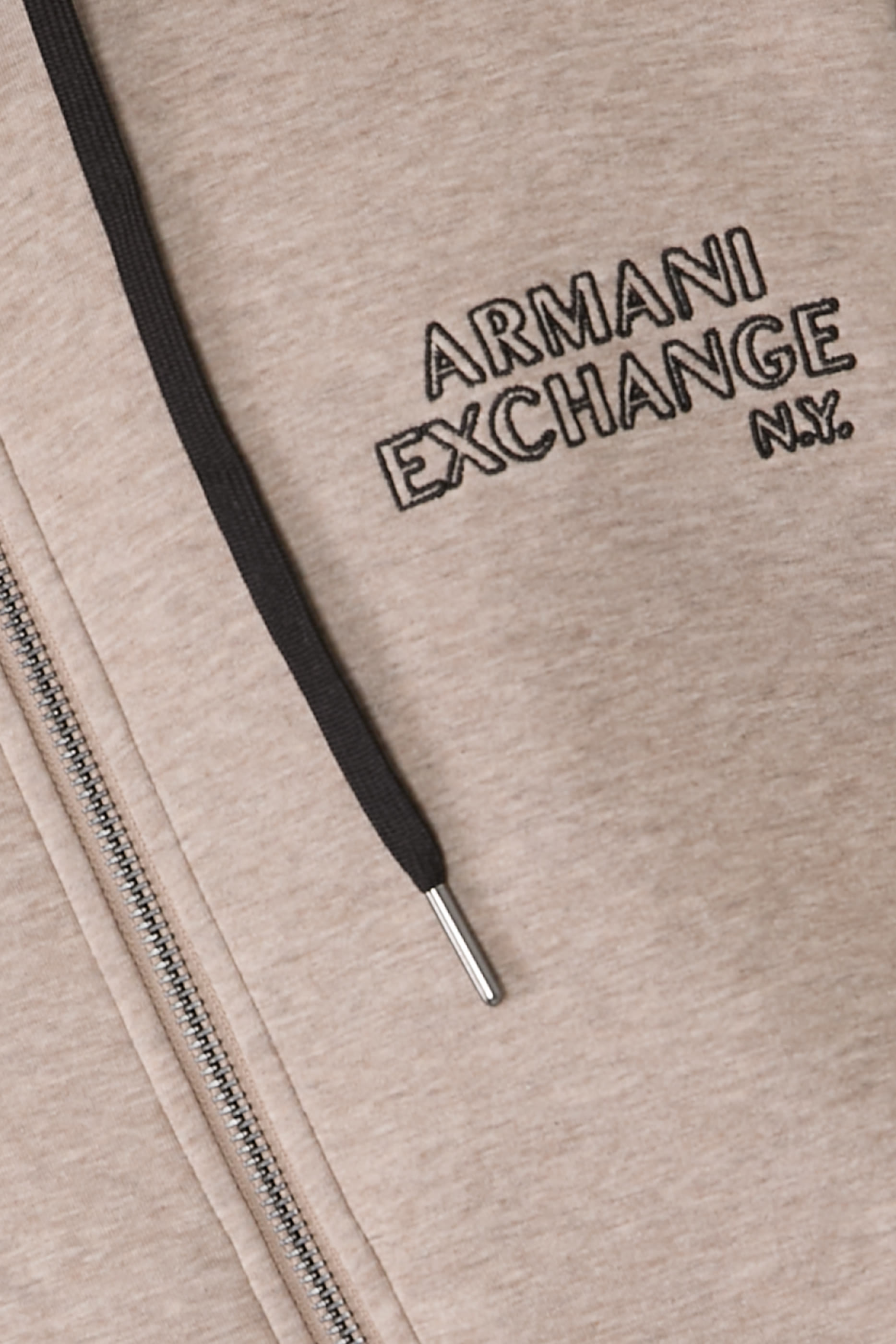 هودي بسحاب وشعار الماركة