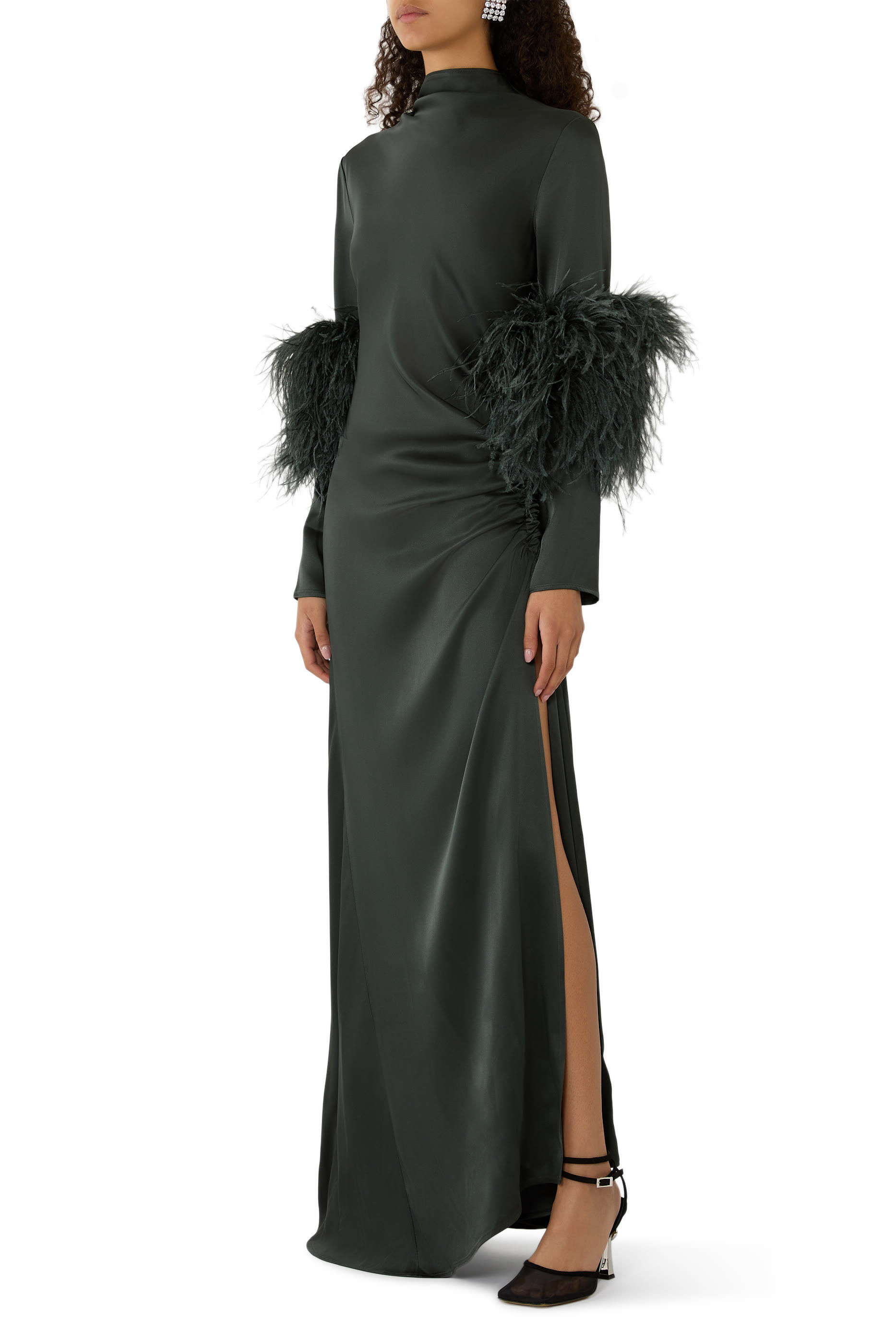 فستان طويل بتفاصيل مزمومة ريش 