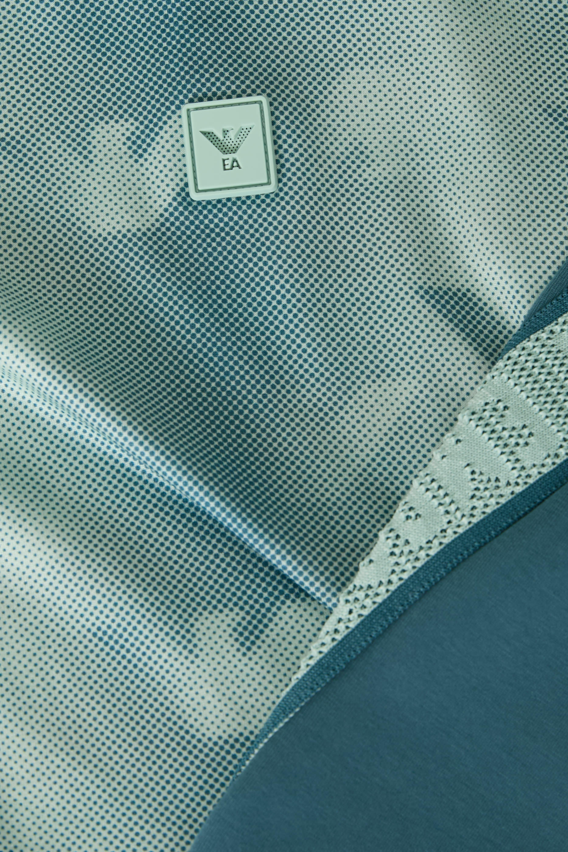 طقم تيشيرت وشورت بشعار الماركة للأطفال