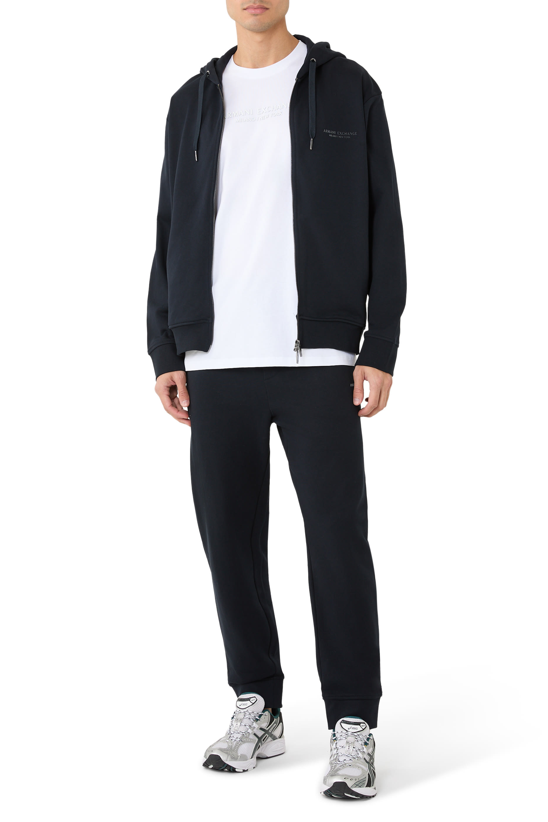 تيشيرت بشعار الماركة بقصة عادية