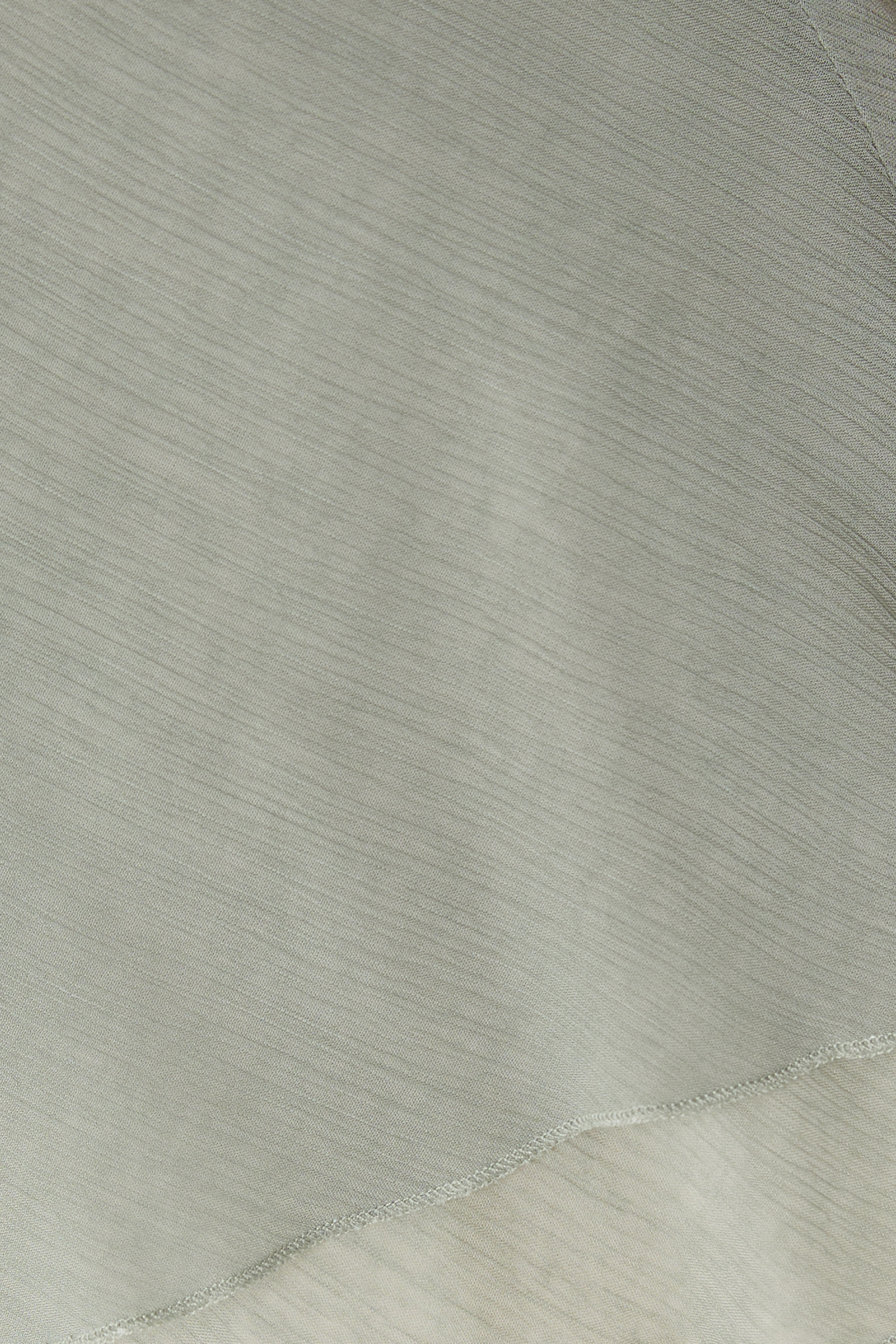 بلوزة بلا أكمام وبياقة عالية