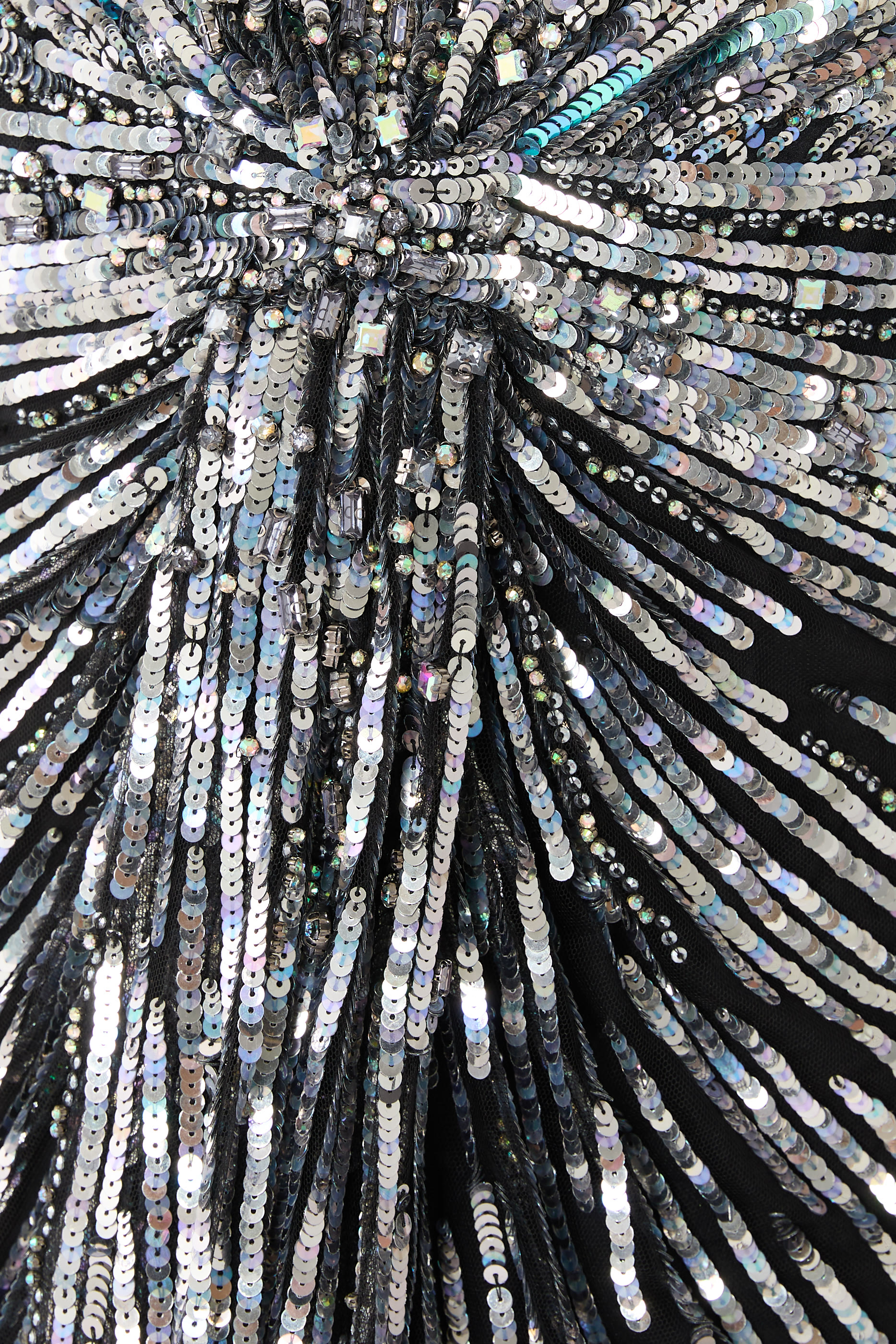 فستان سهرة مطرز بتصميم كاب تول