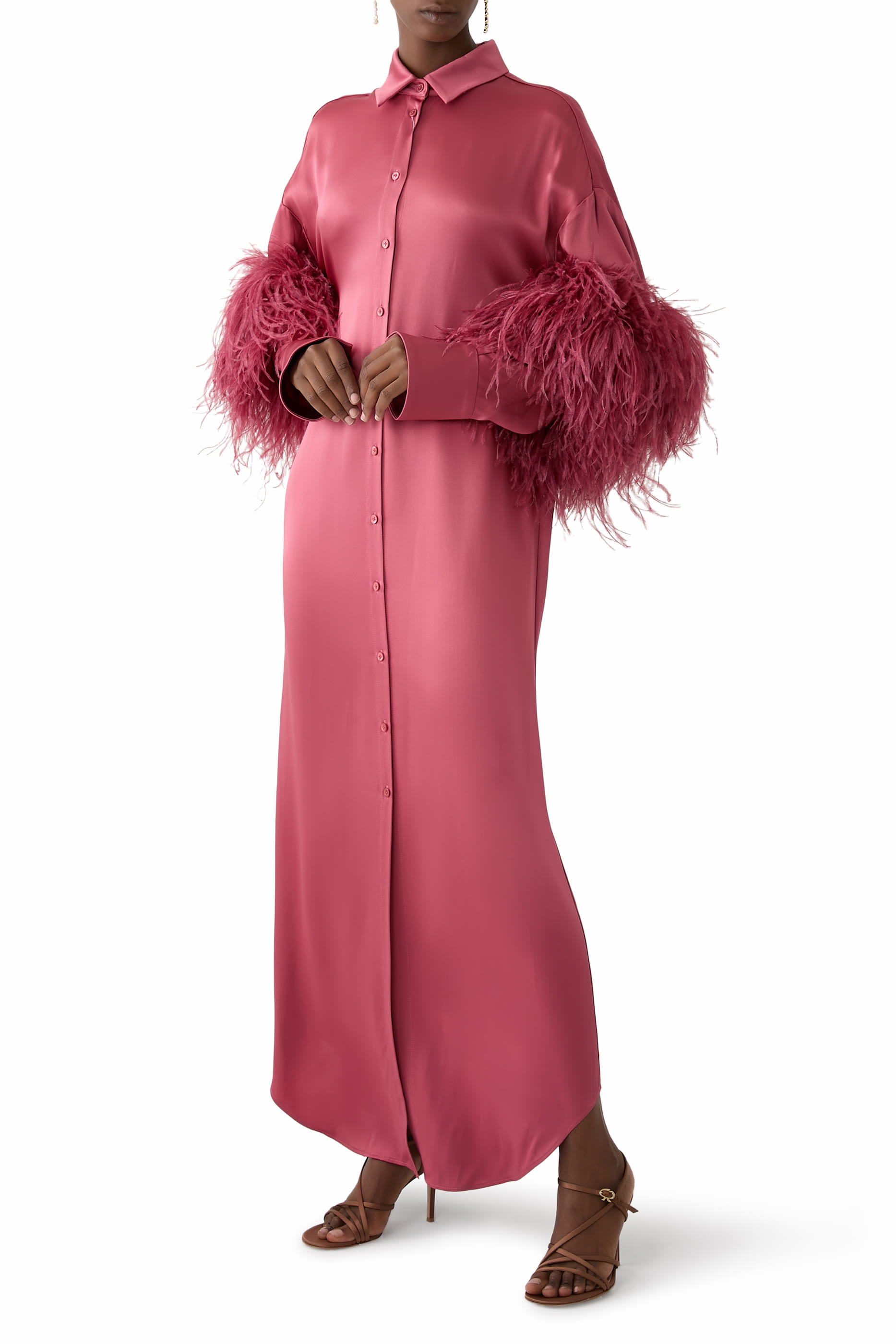 بلوزة بأزرار وريش ستان