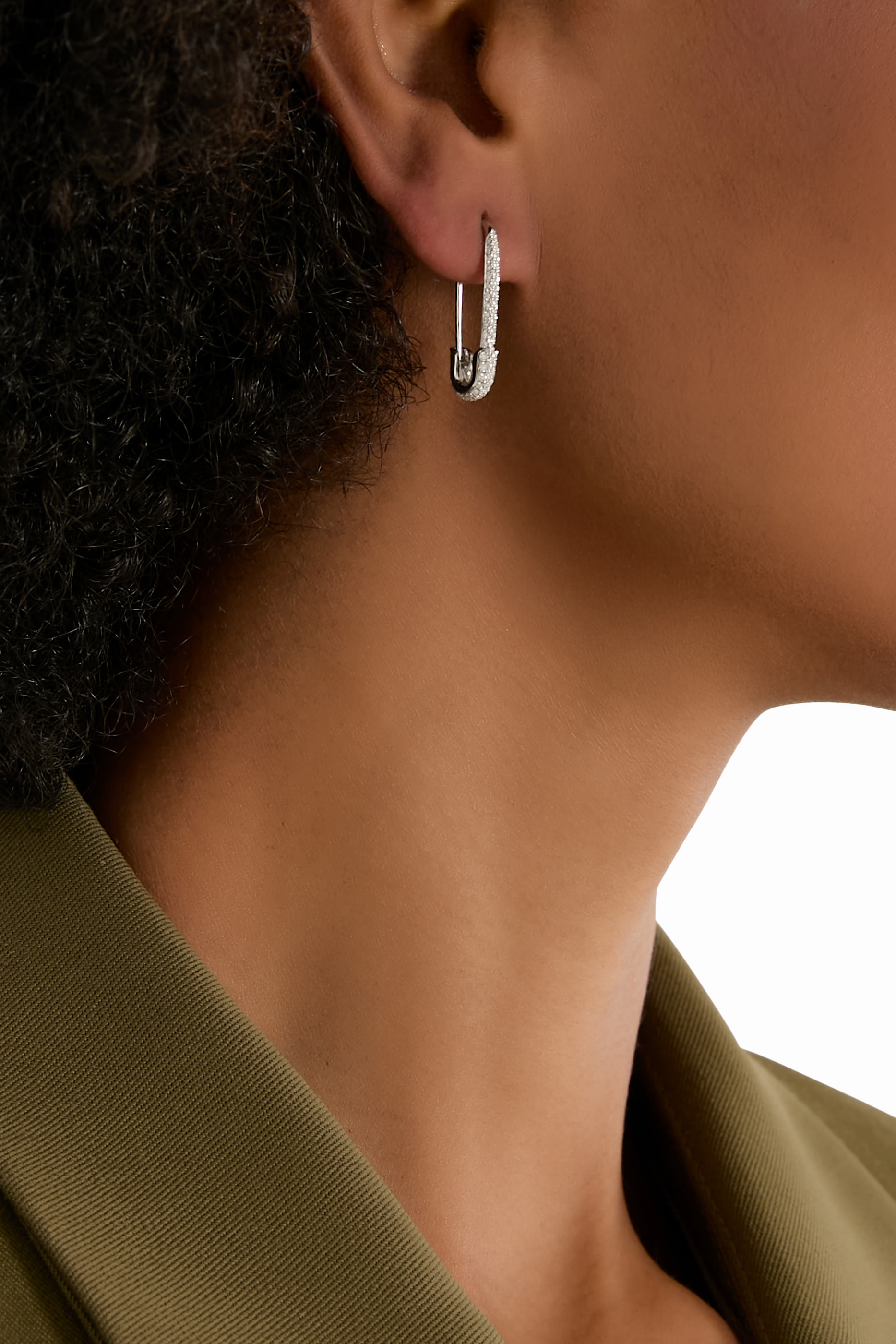 قرط بتصميم دبوس مزين بالماس ، ذهب أبيض عيار 18