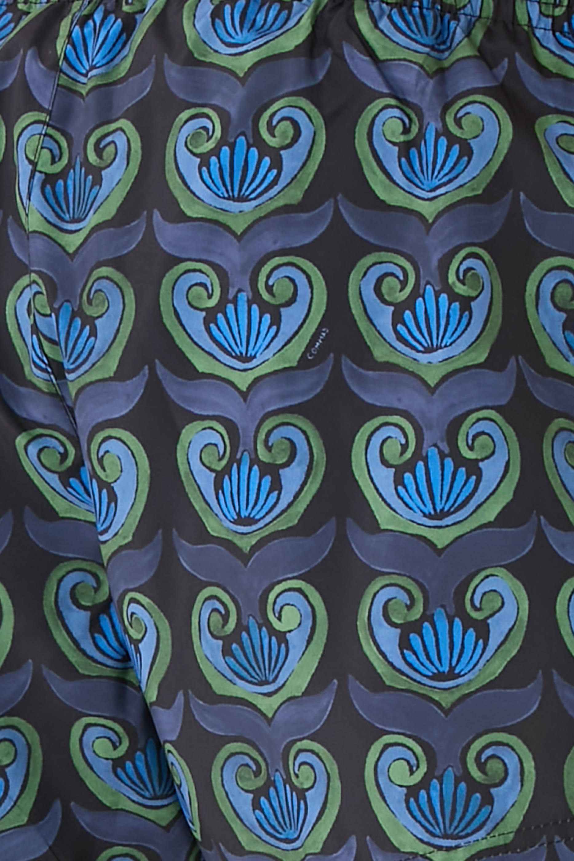 شورت سباحة قصير بطبعة أصداف مطلية