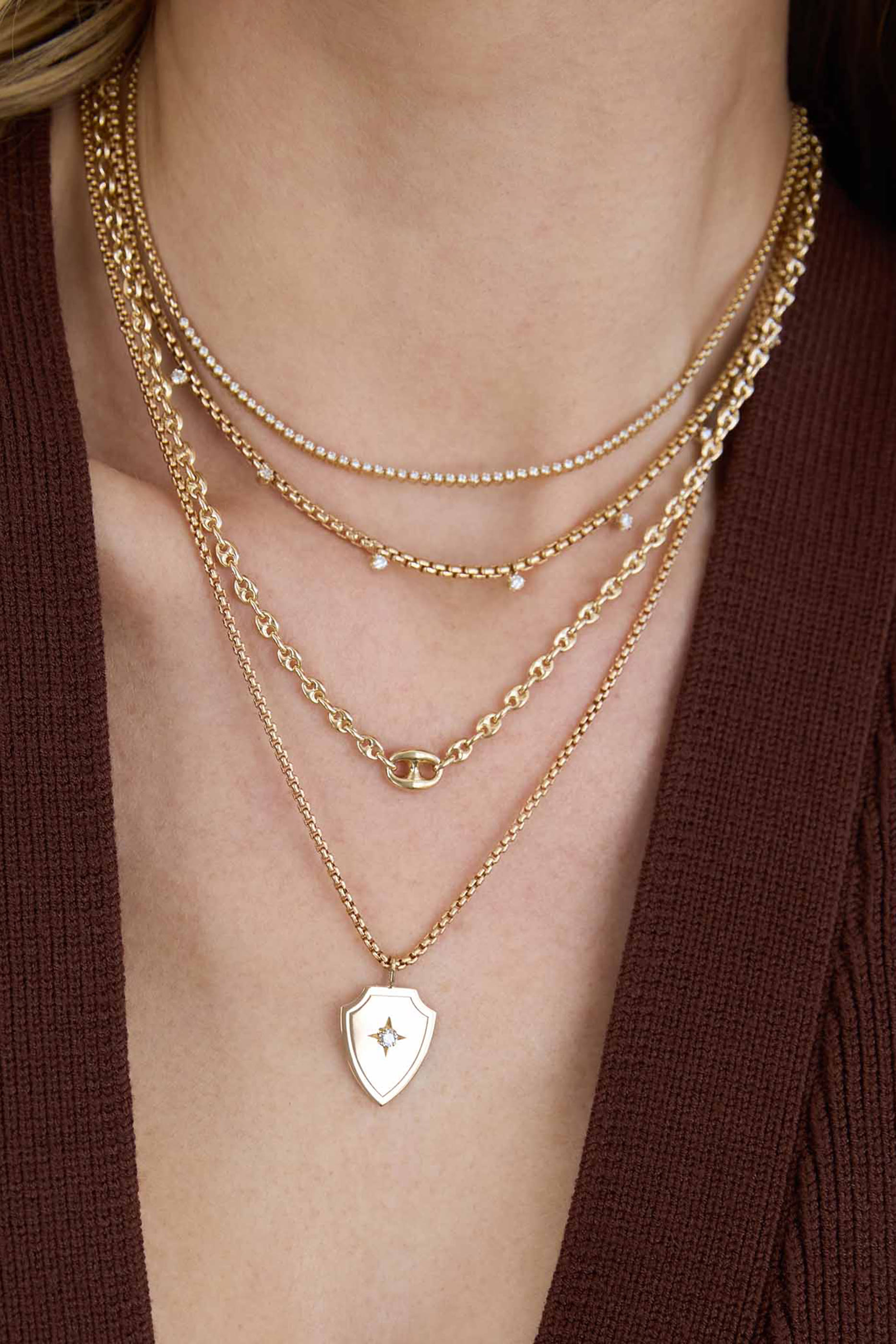 قلادة سلسلة بحلقات مربعة مزينة بتسعة ماسات متدلية، ذهب أصفر عيار 14