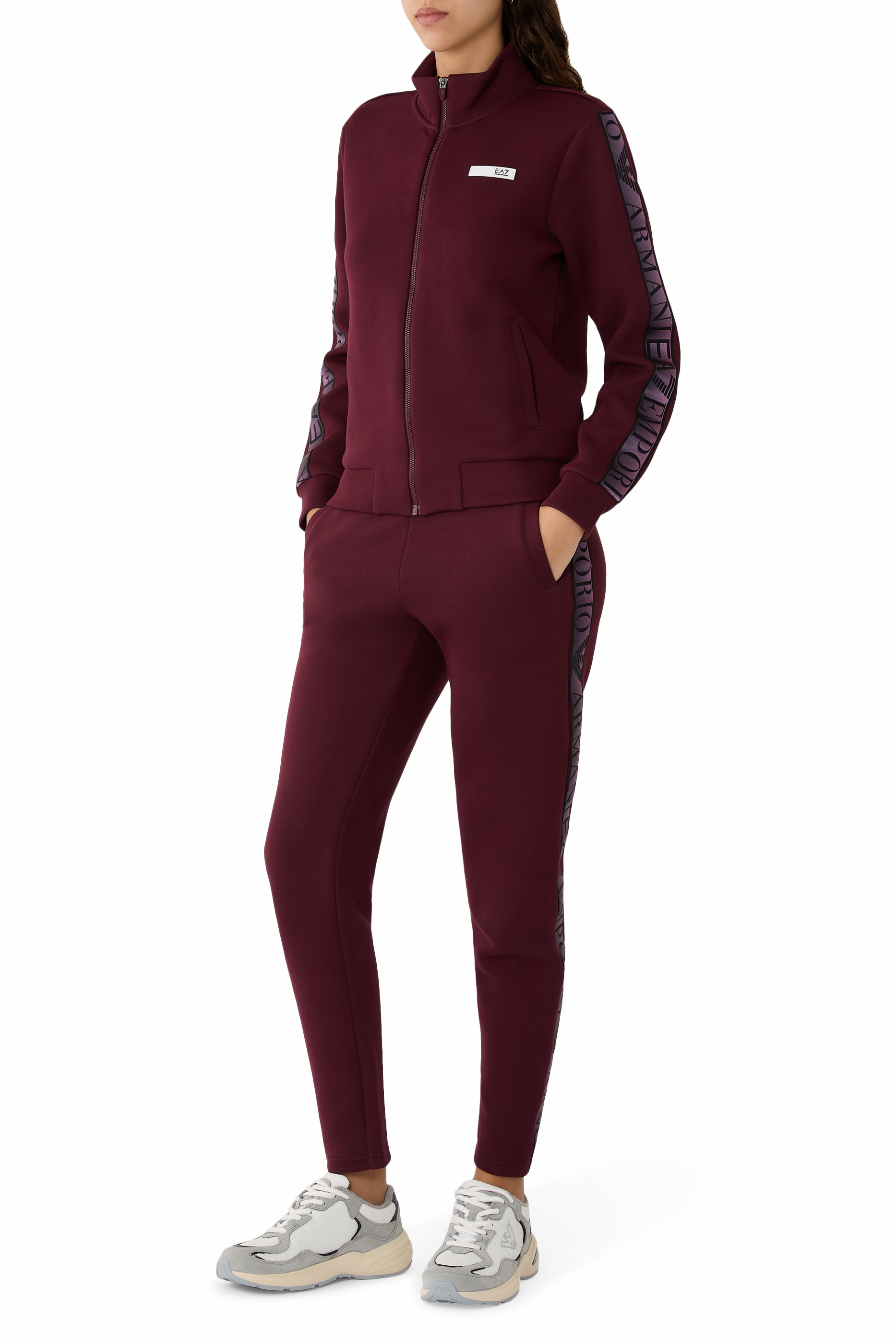 سنيكرز مزين بحلية شعار الماركة قماش شبكي