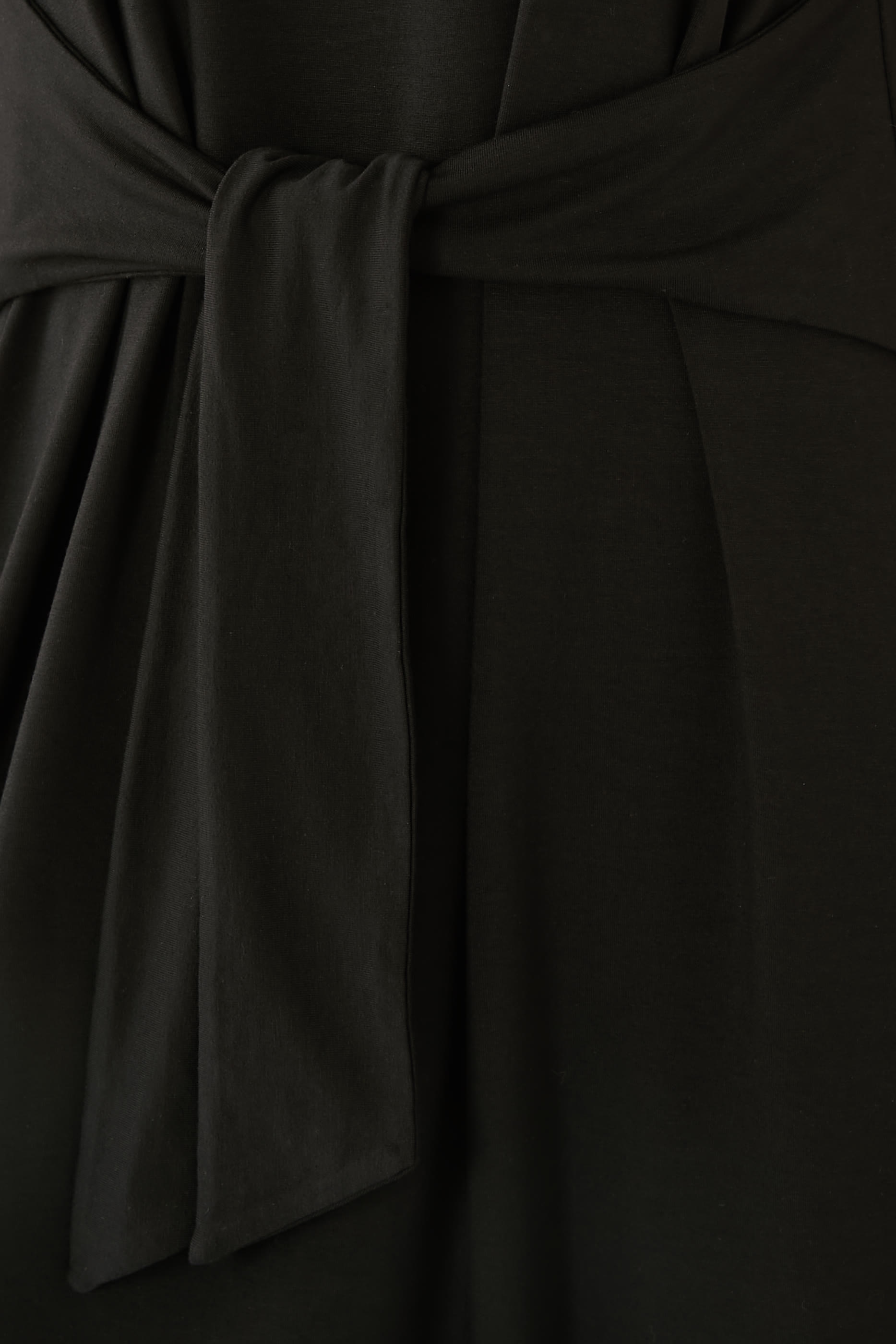 فستان متوسط الطول بأكمام بأكمام كاب وربطة في الأمام خامة منسوجة