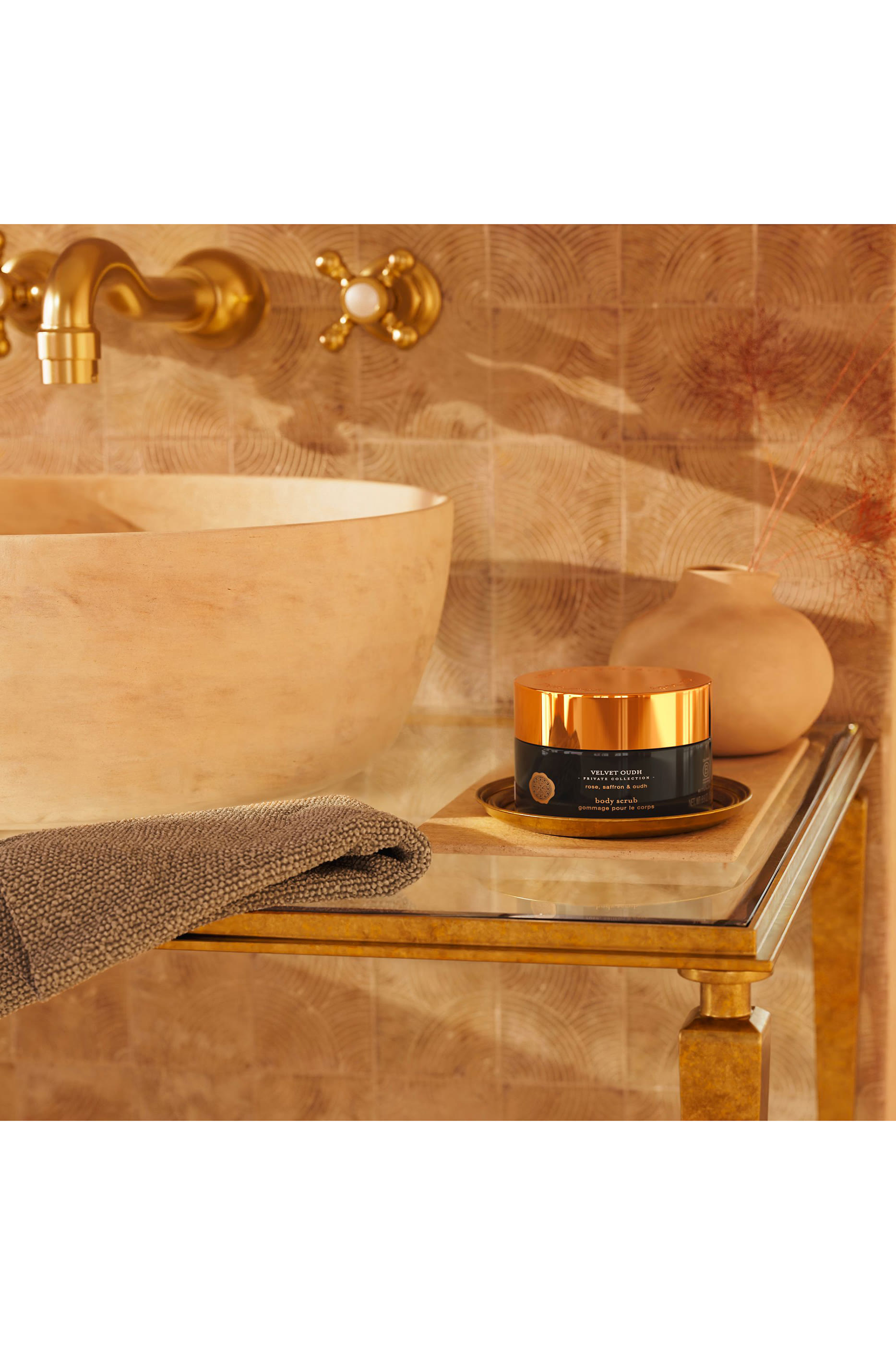 مقشر للجسم مخملي بالعود