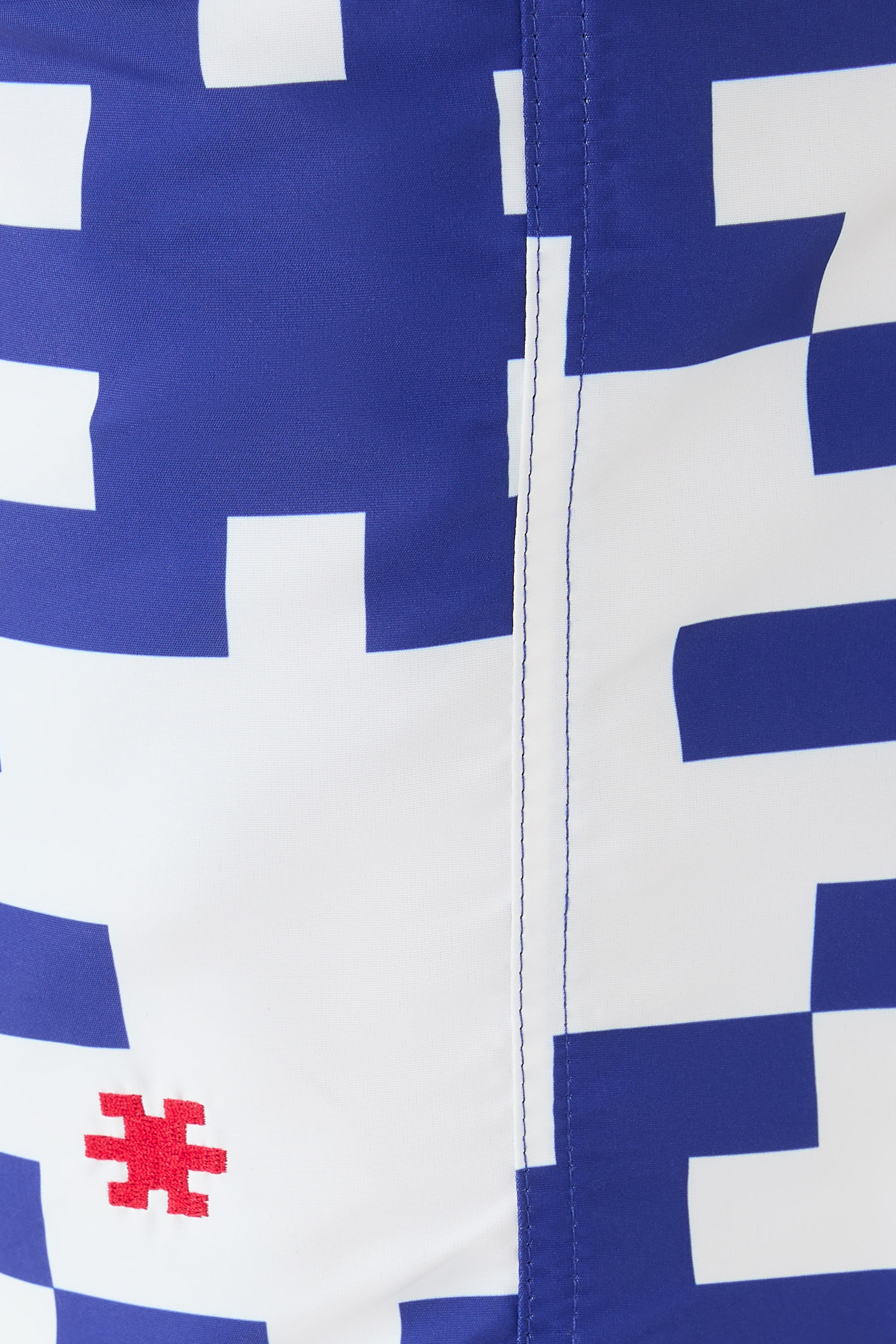 شورت سباحة مزين بحروف شعار الماركة كبيرة