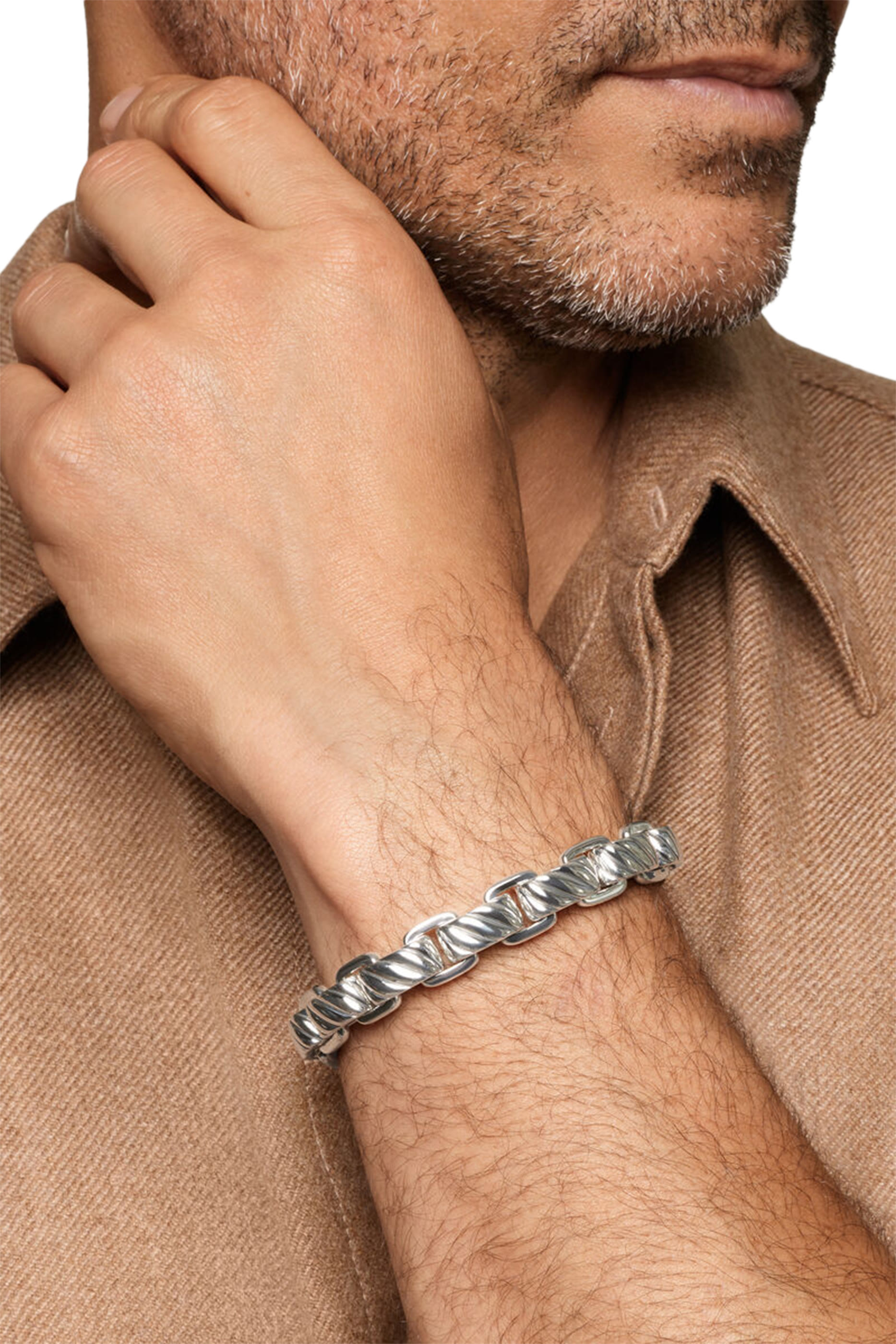 سوار بحلقات وتصميم منحوت مجدول، فضة إسترلينية