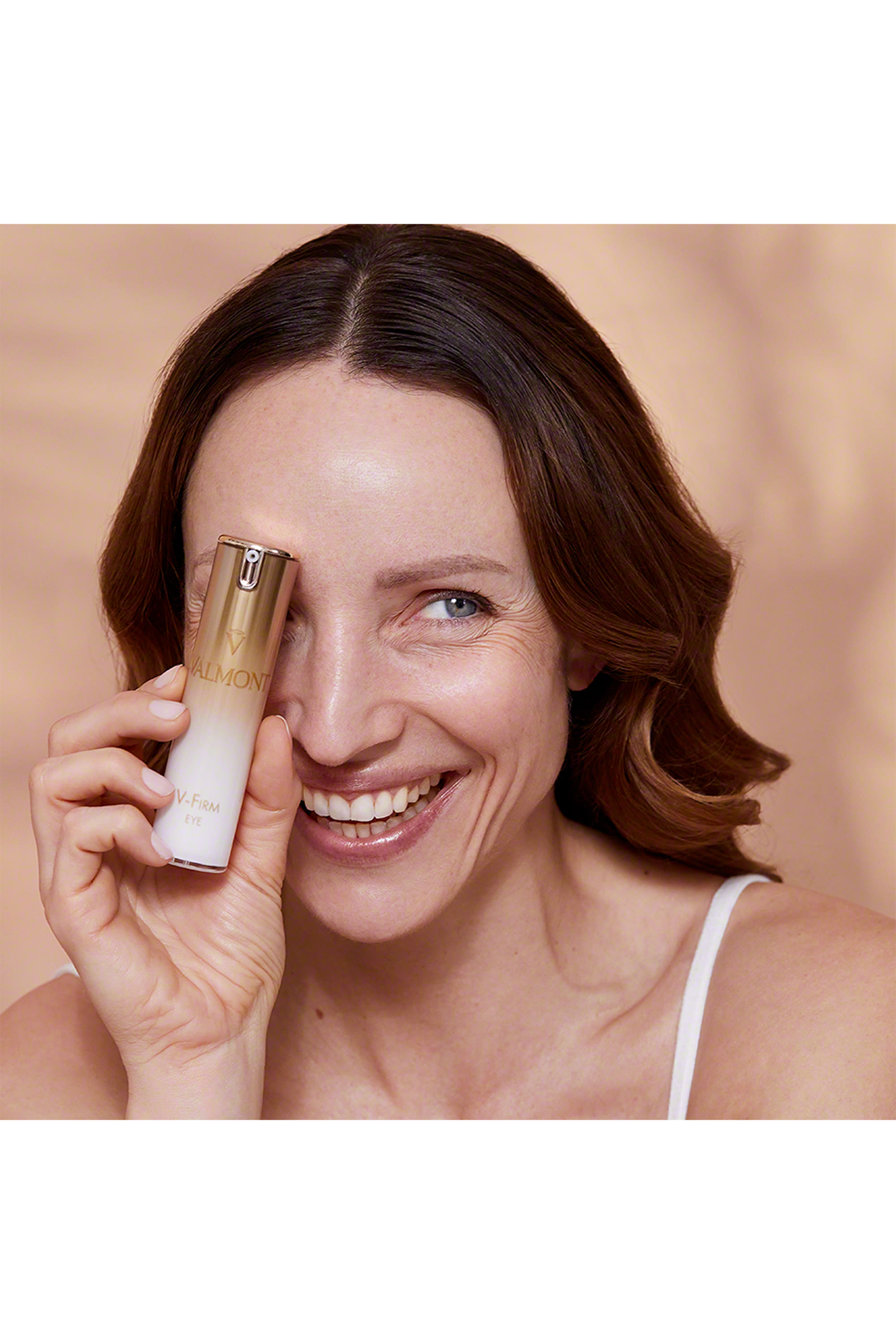 مستحضر علاجي في لشد بشرة العين